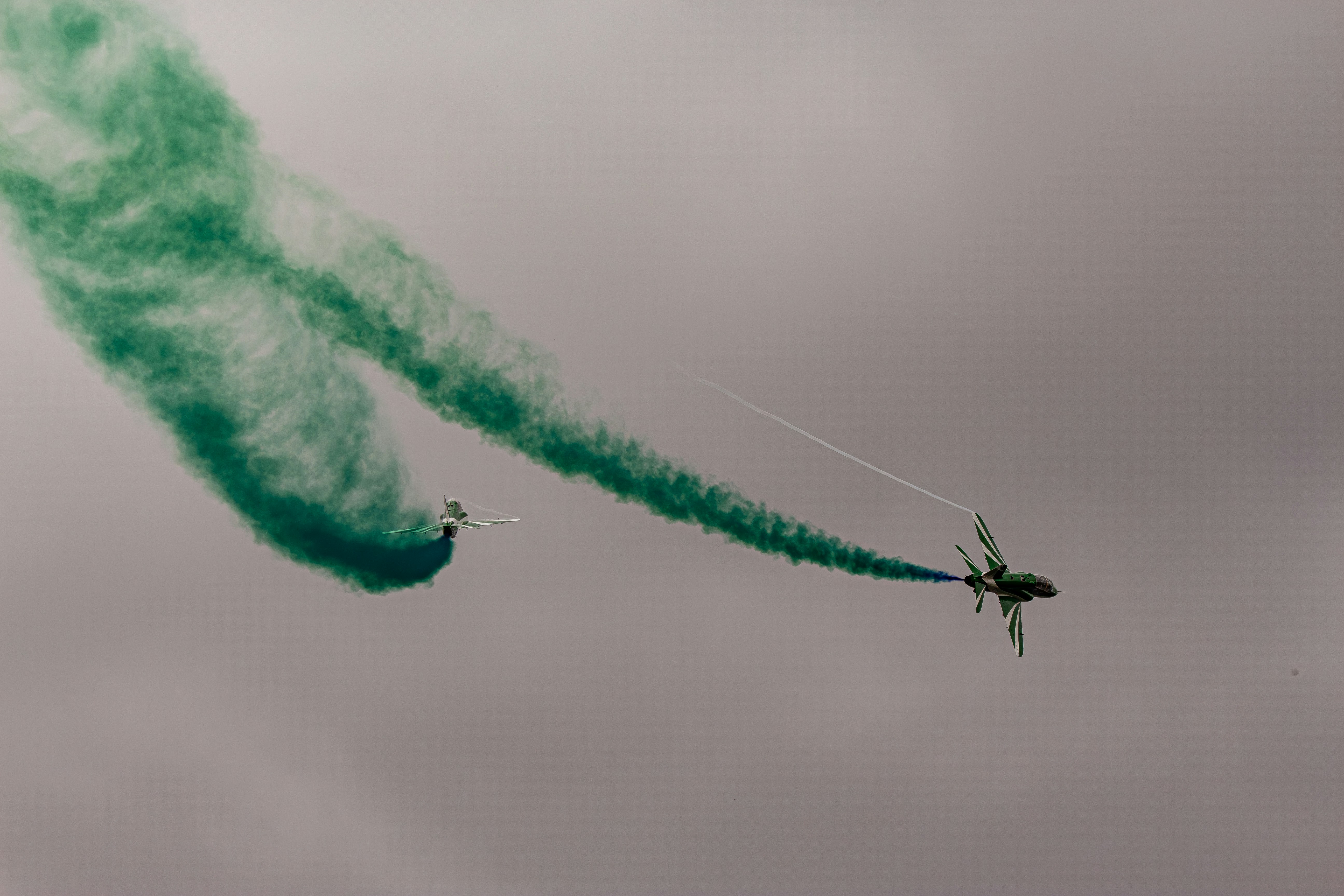 Ein paar Jets, die durch einen bewölkten Himmel fliegen