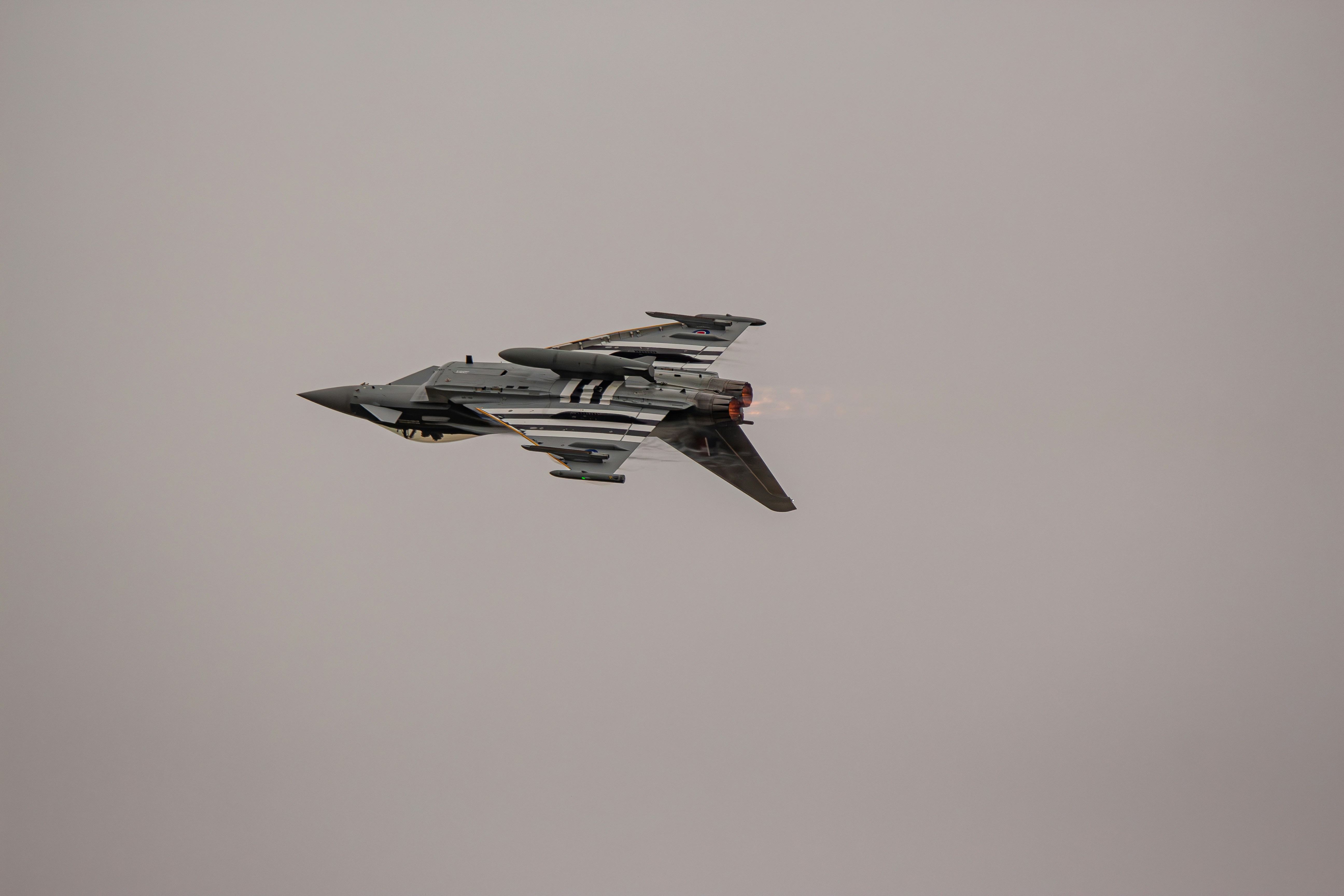 Ein Kampfjet, der durch einen bewölkten Himmel fliegt