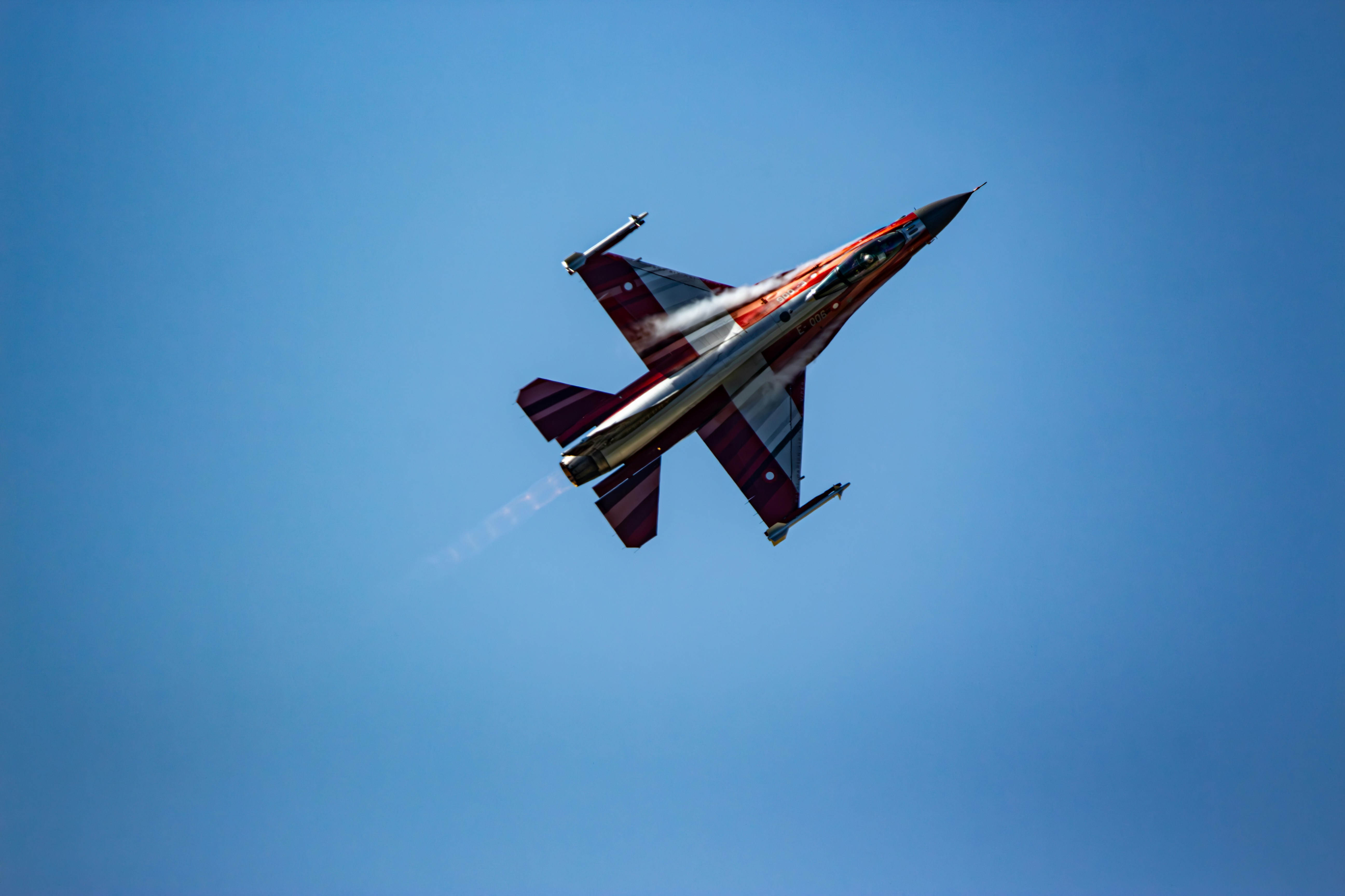 Ein Kampfjet, der durch den blauen Himmel fliegt