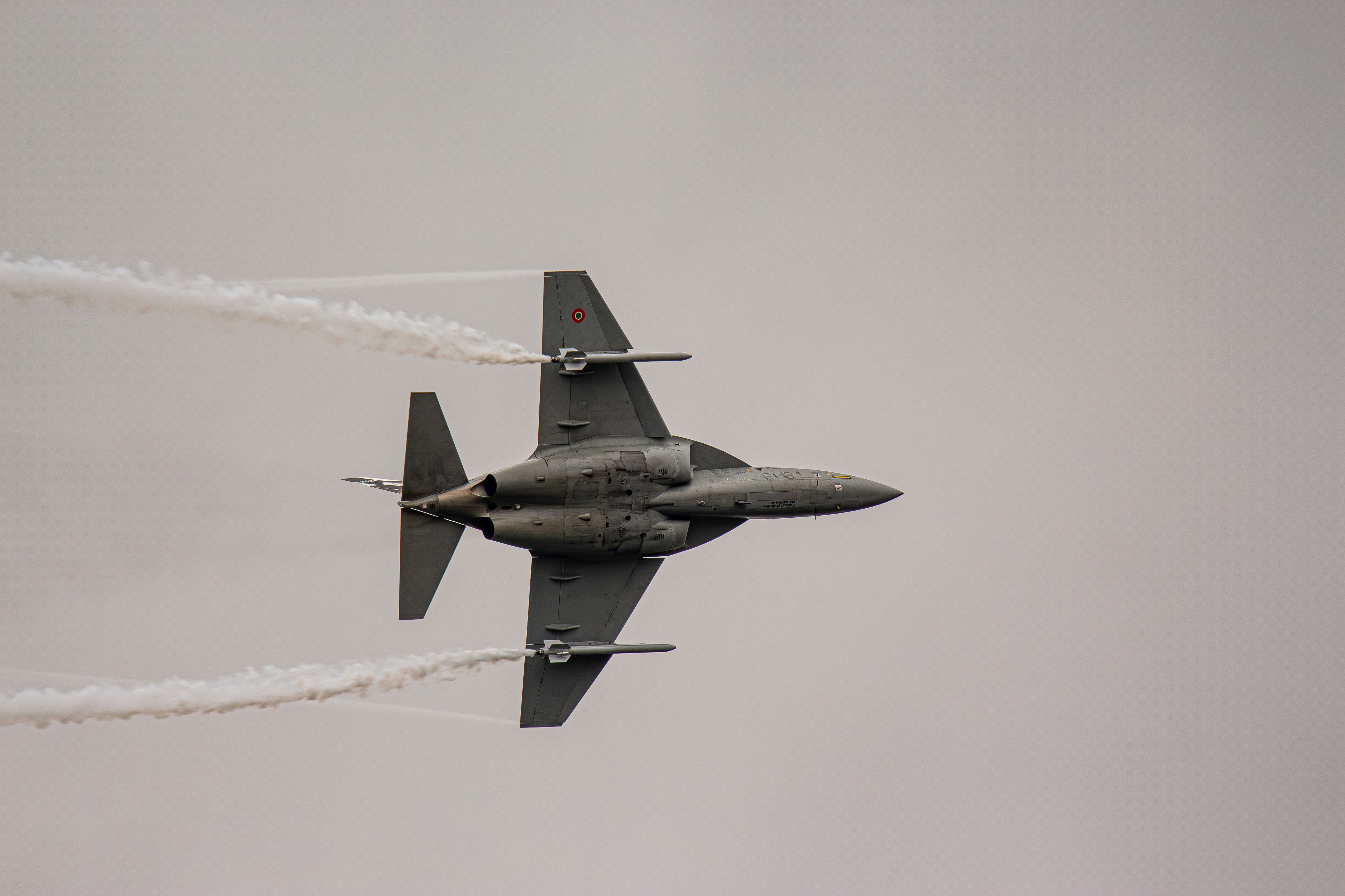 Zwei Jets, die am Himmel fliegen, Rauch hinter sich herziehen