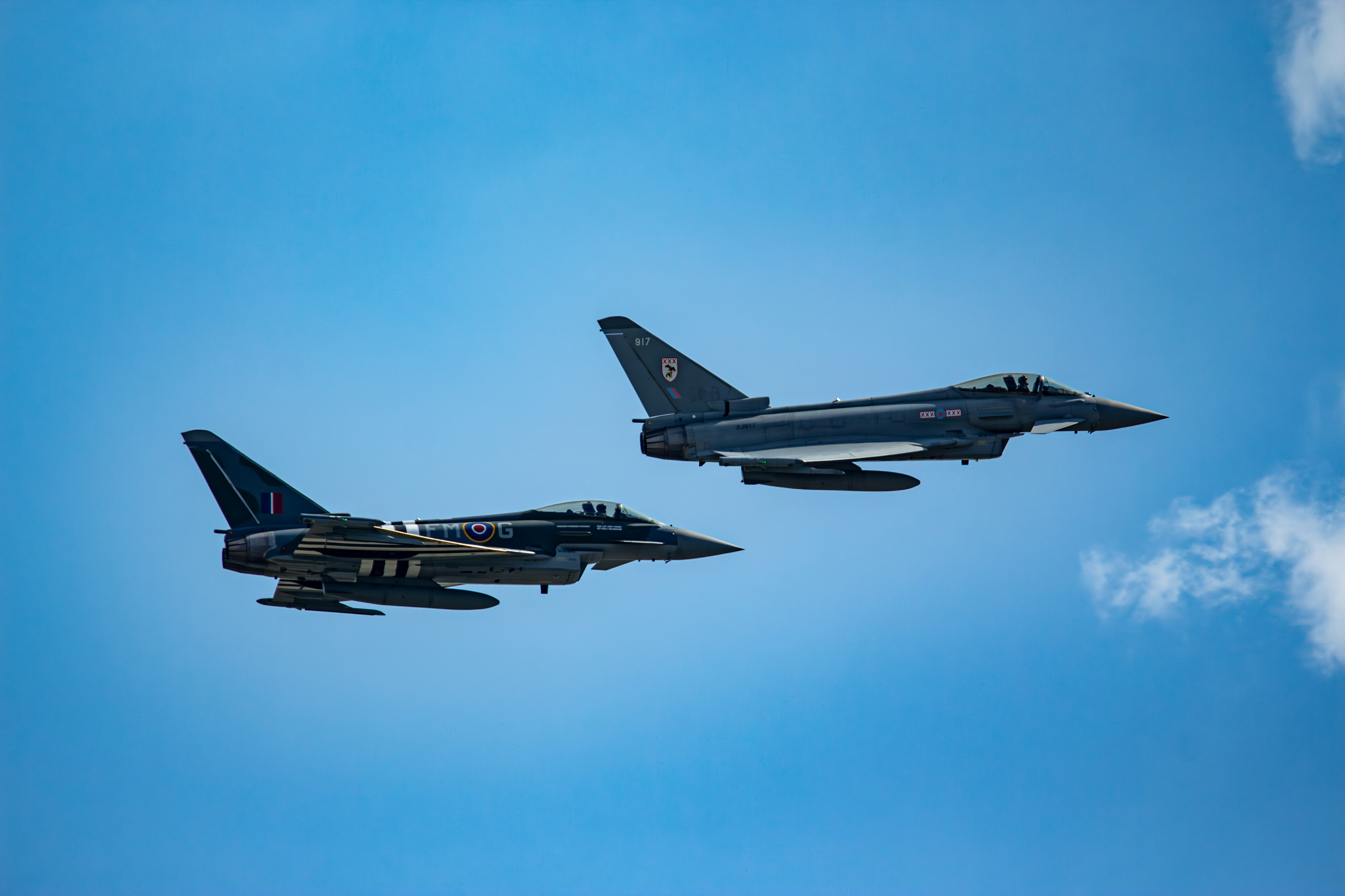Zwei Kampfjets fliegen durch den blauen Himmel