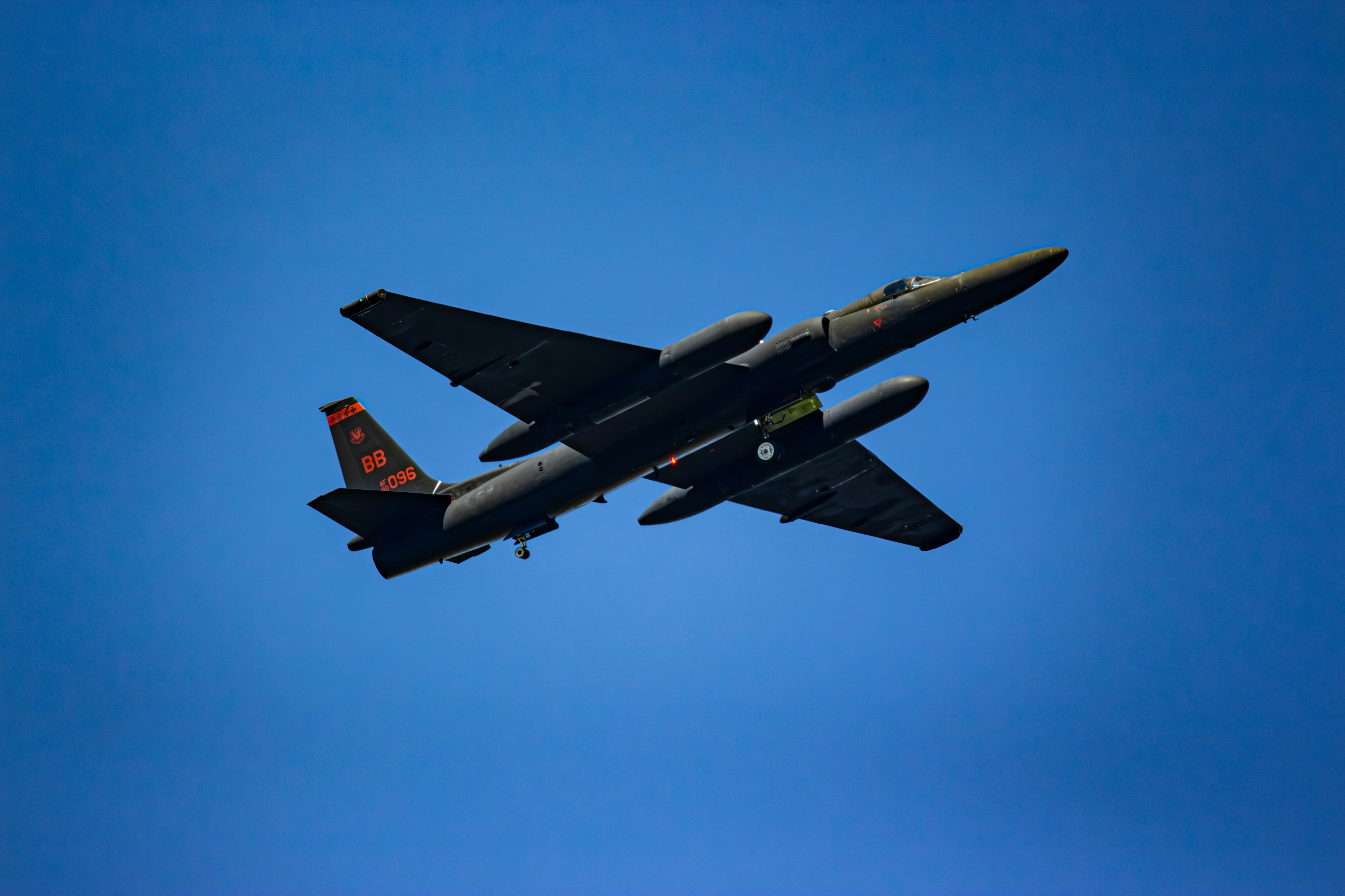 Ein Kampfjet, der durch den blauen Himmel fliegt