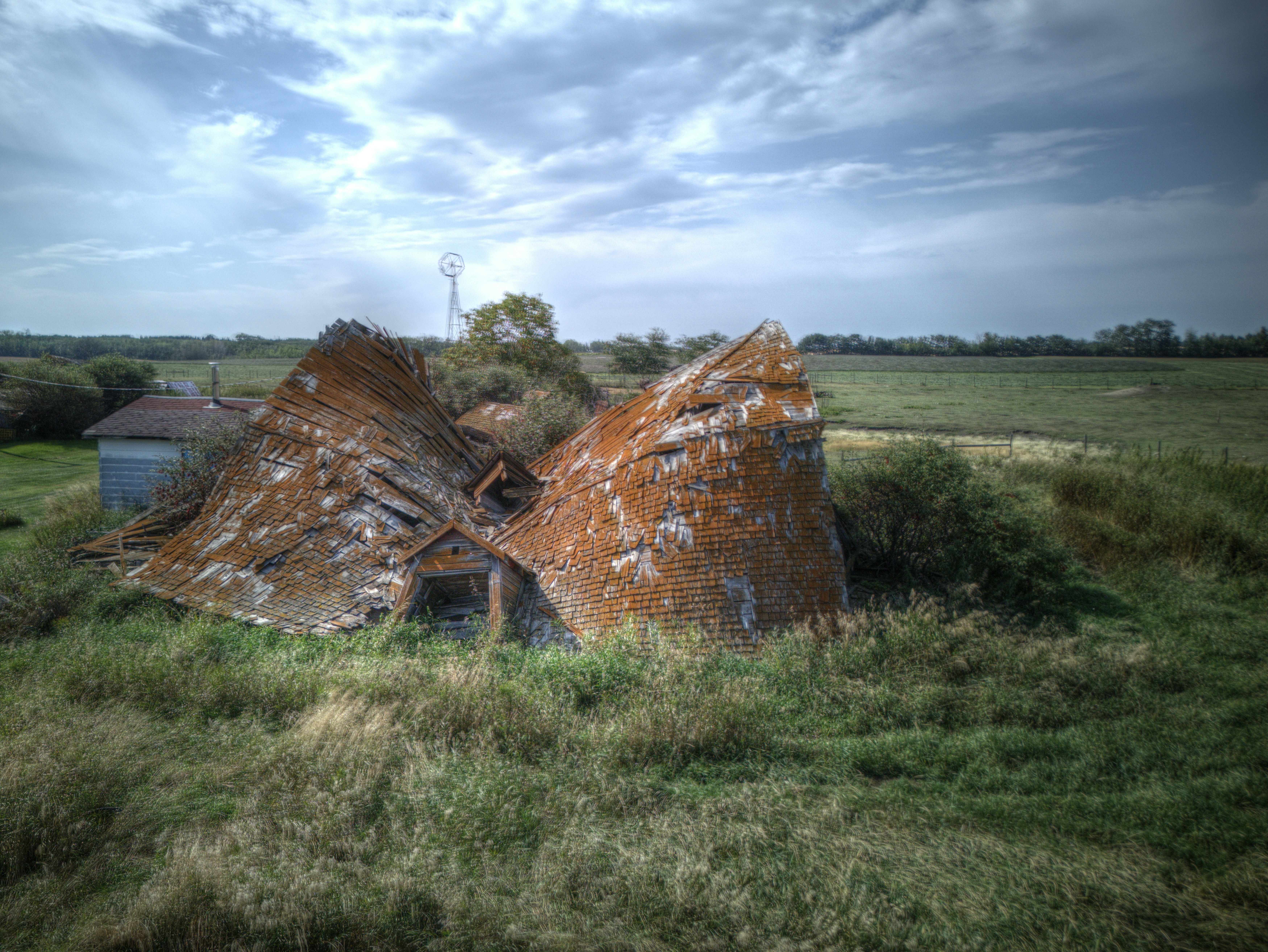 Quelques maisons qui sont dans l’herbe