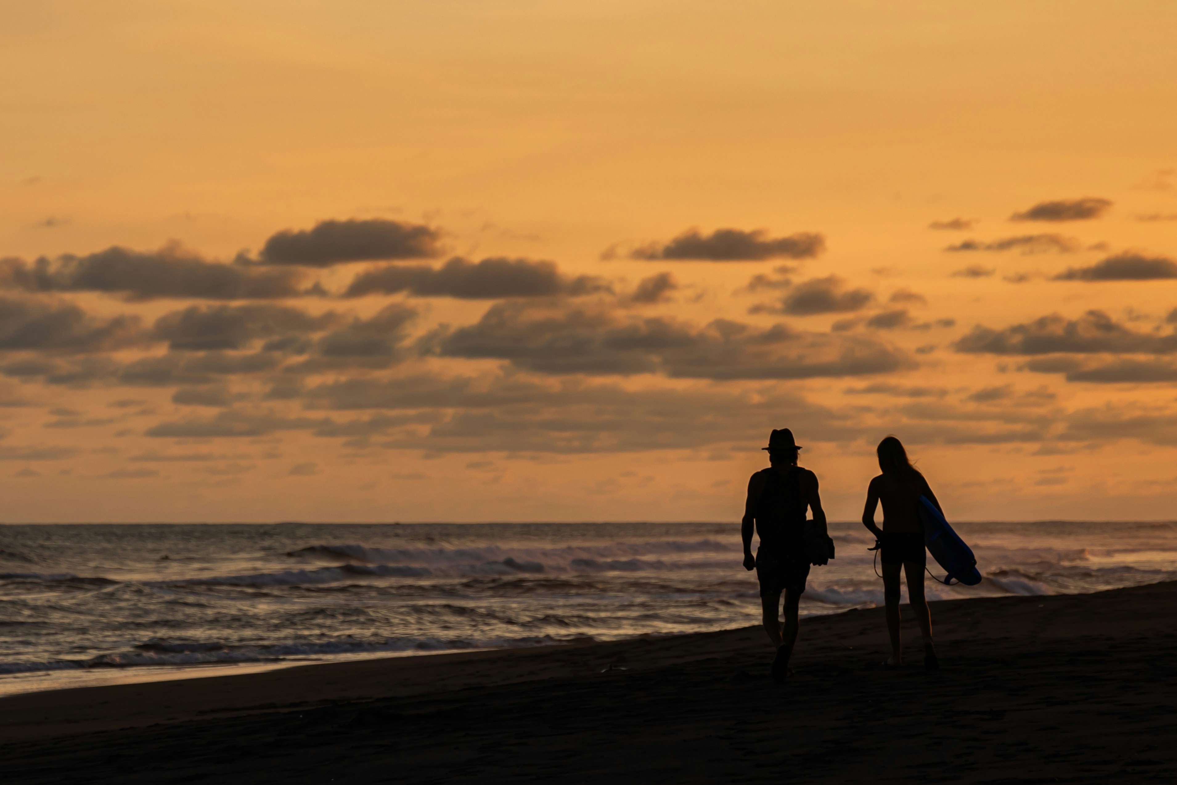 Two people walking on a beach at sunset photo – Free Woman Image on Unsplash, image size:3000x2000