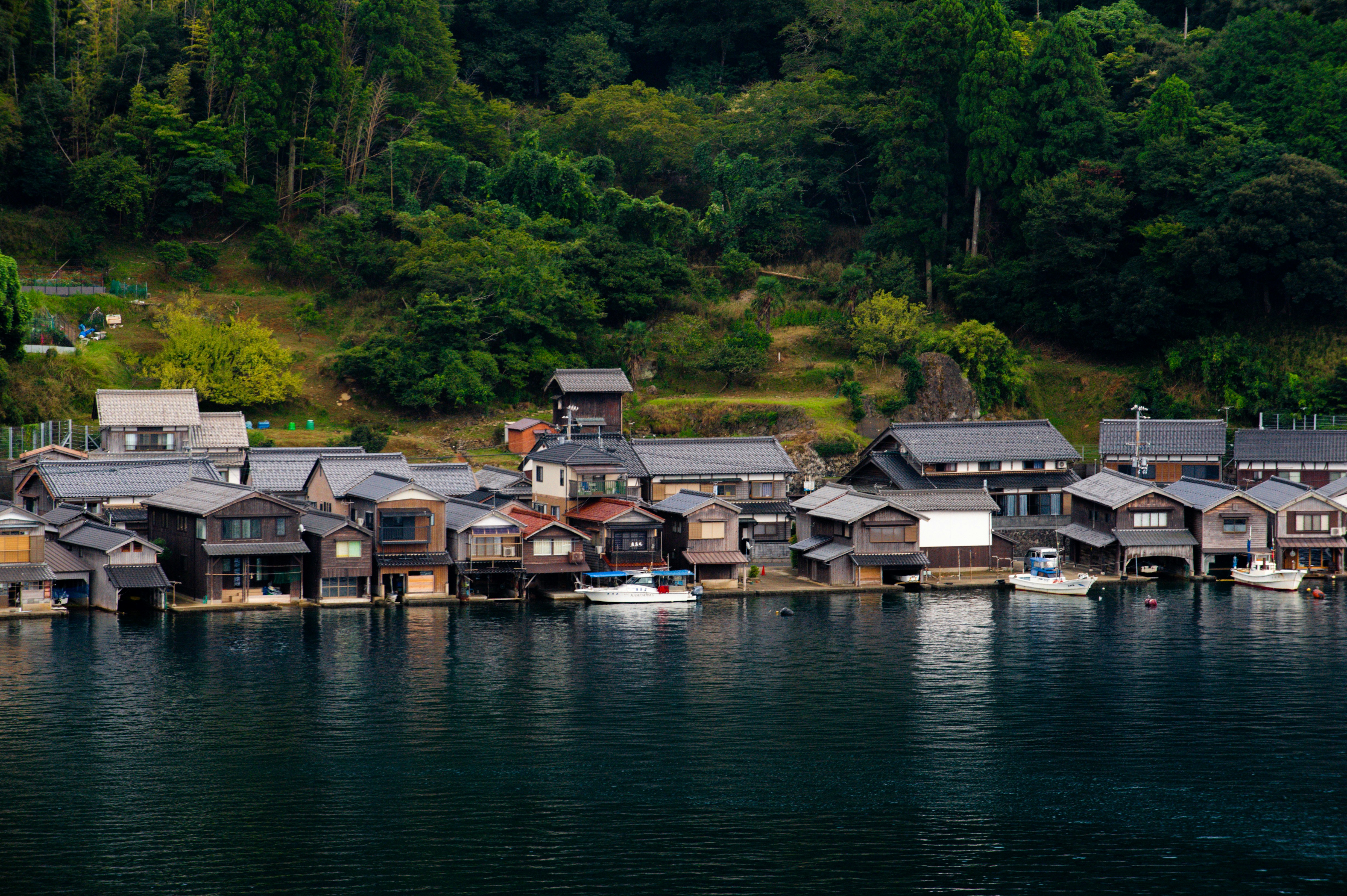 Islanders preparing traditional food