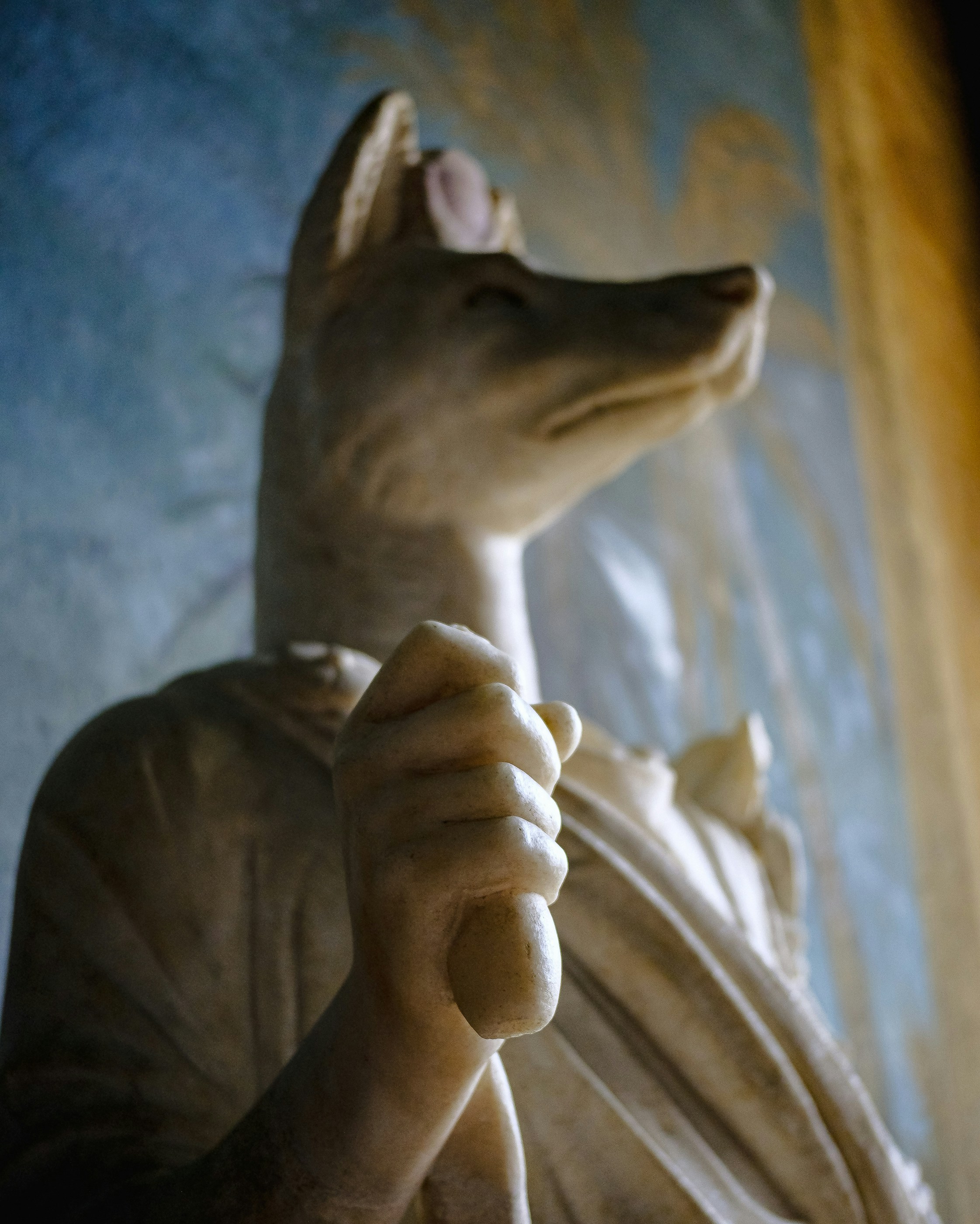 Un primo piano di una statua di un cane