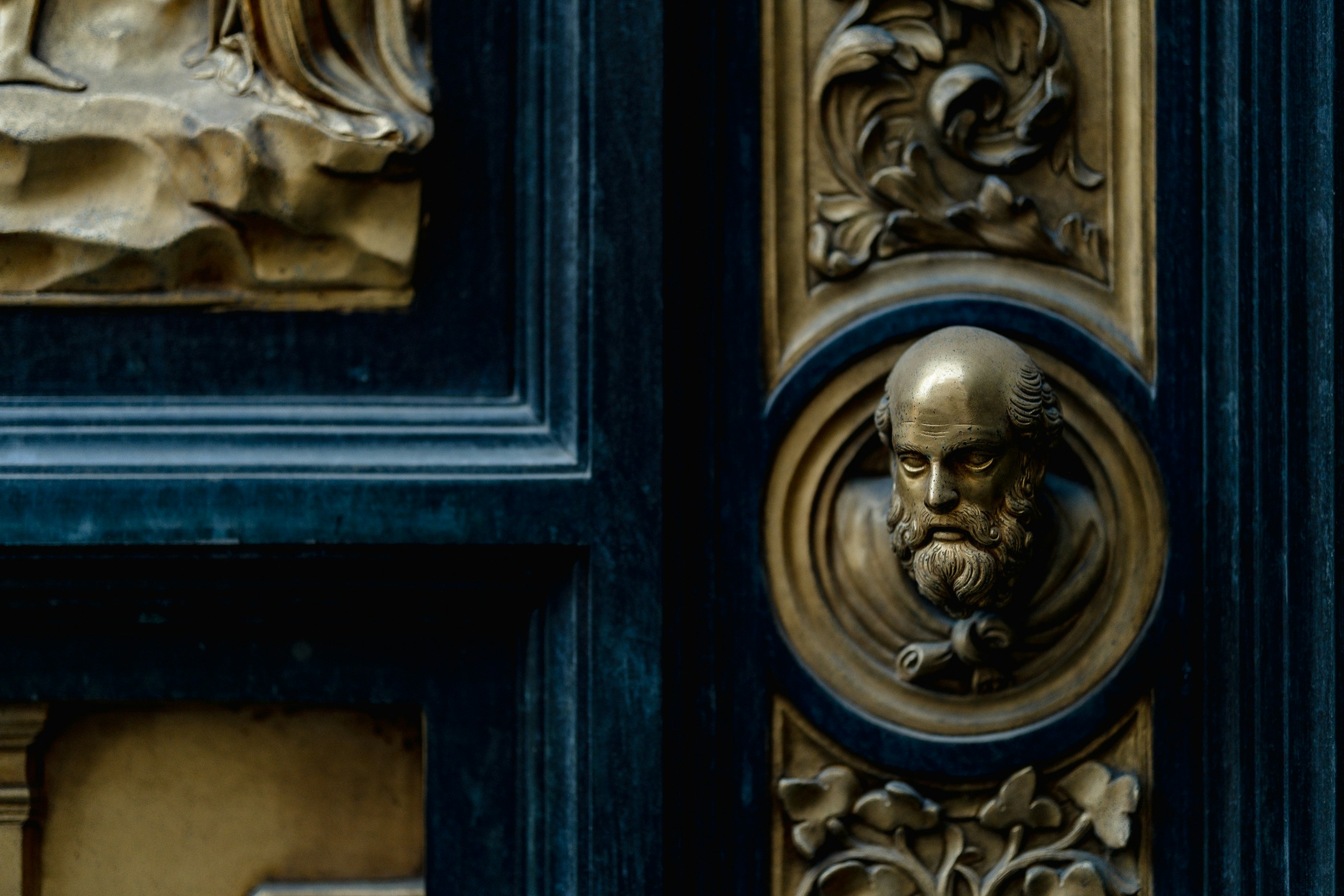 Un primo piano di una porta con una statua su di essa