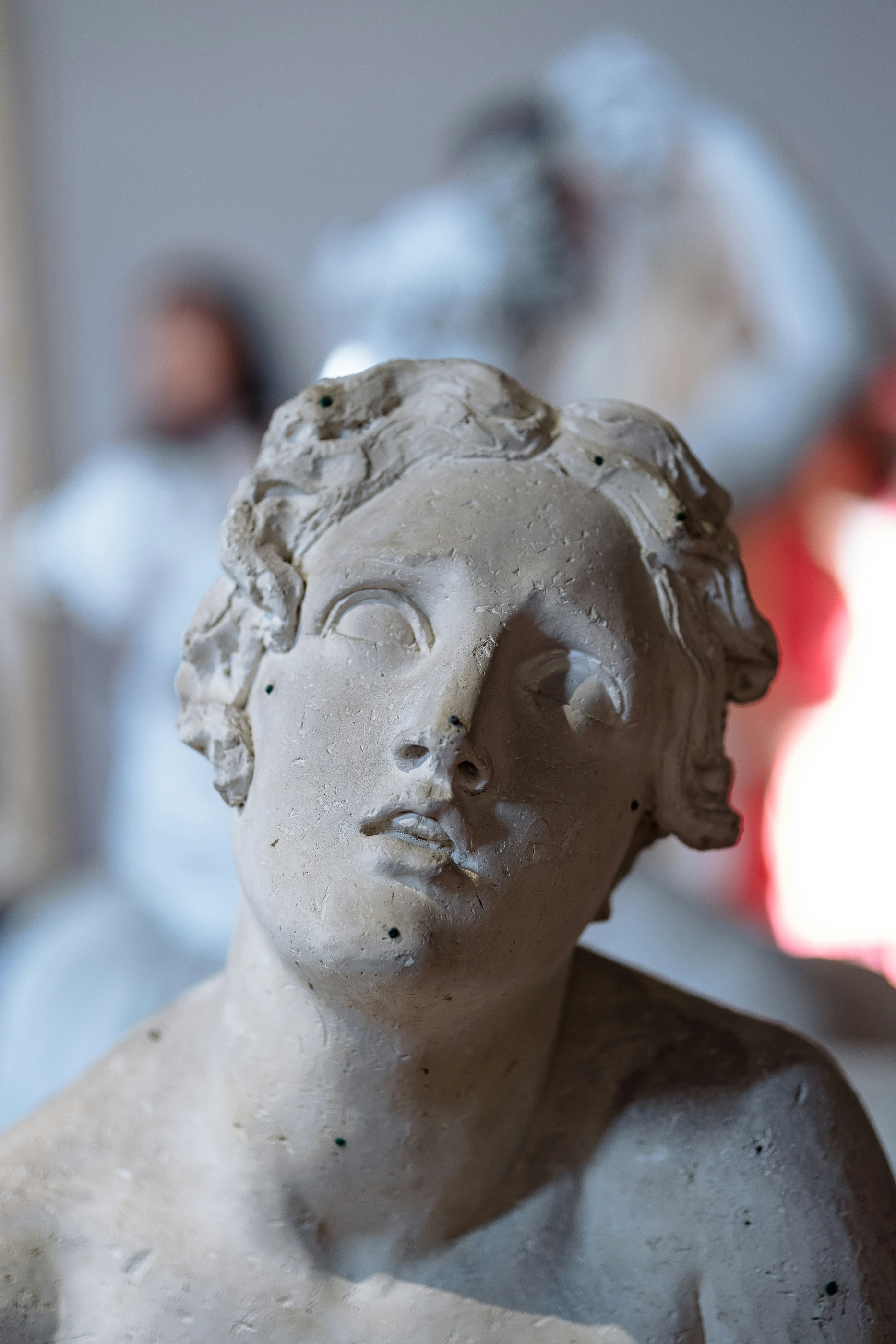 Un primo piano di una statua di una persona