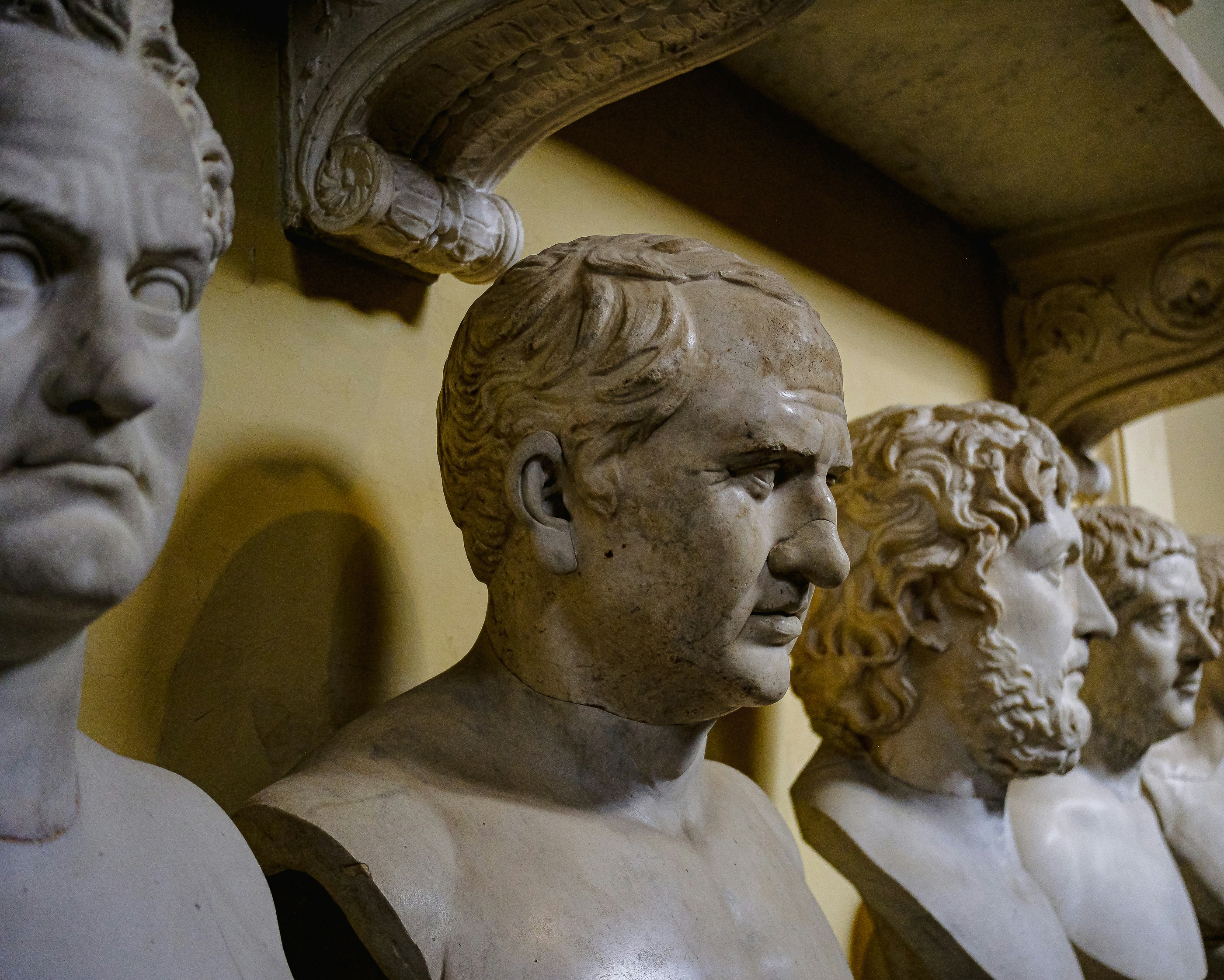 Una fila di statue di uomini in una stanza