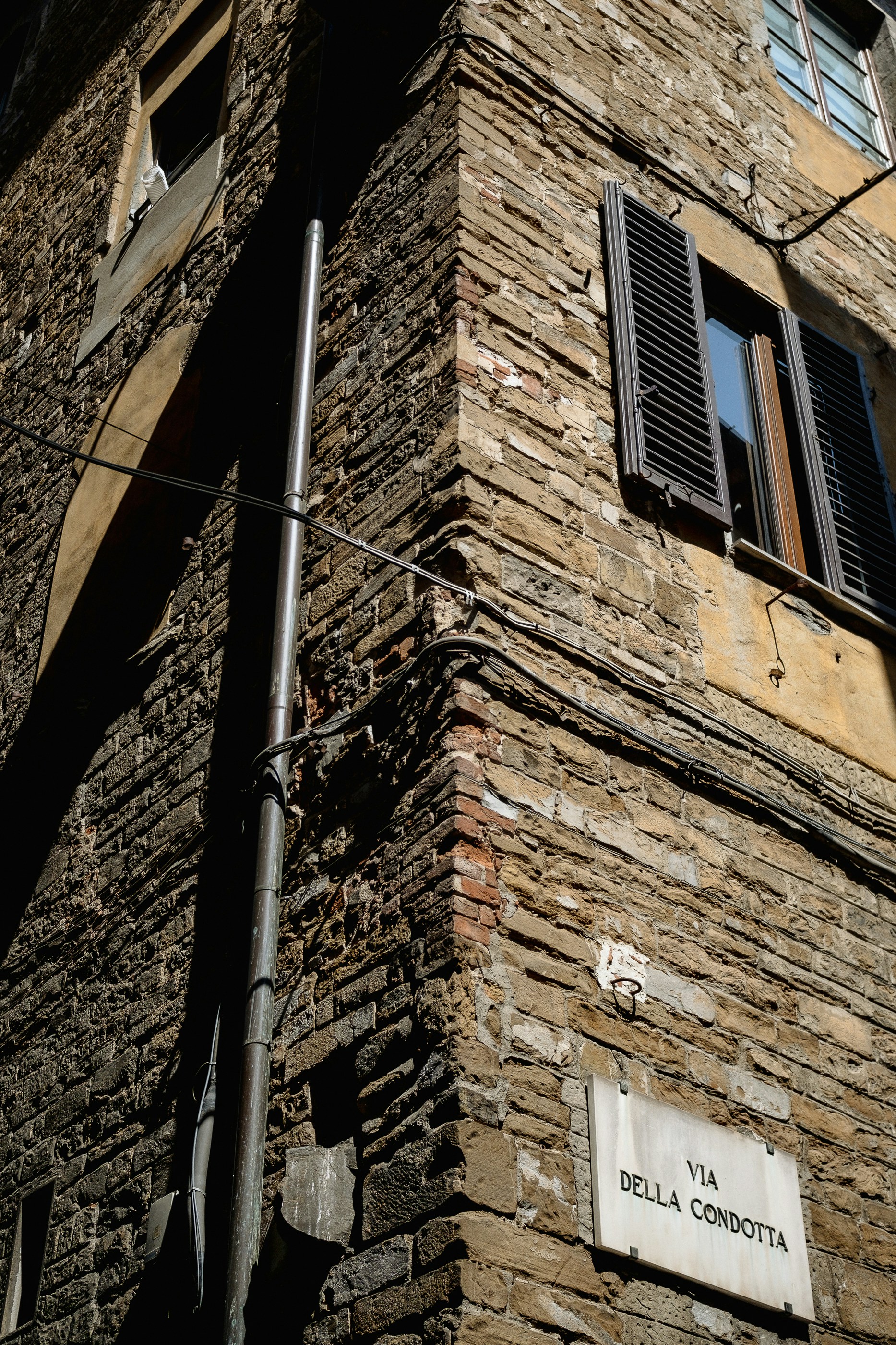 Un alto edificio in mattoni con un orologio sul lato