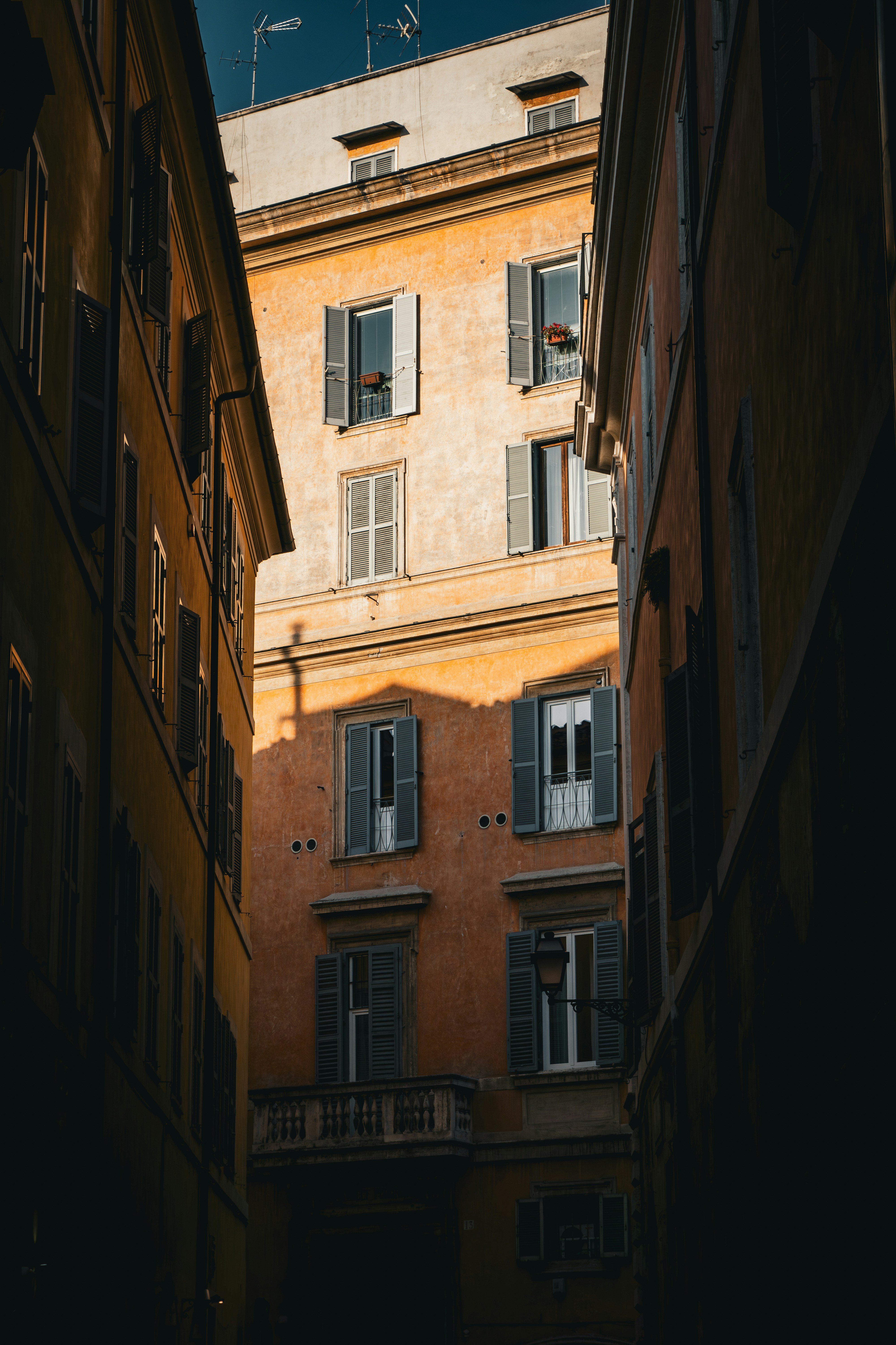 A narrow alley way with a building in the background