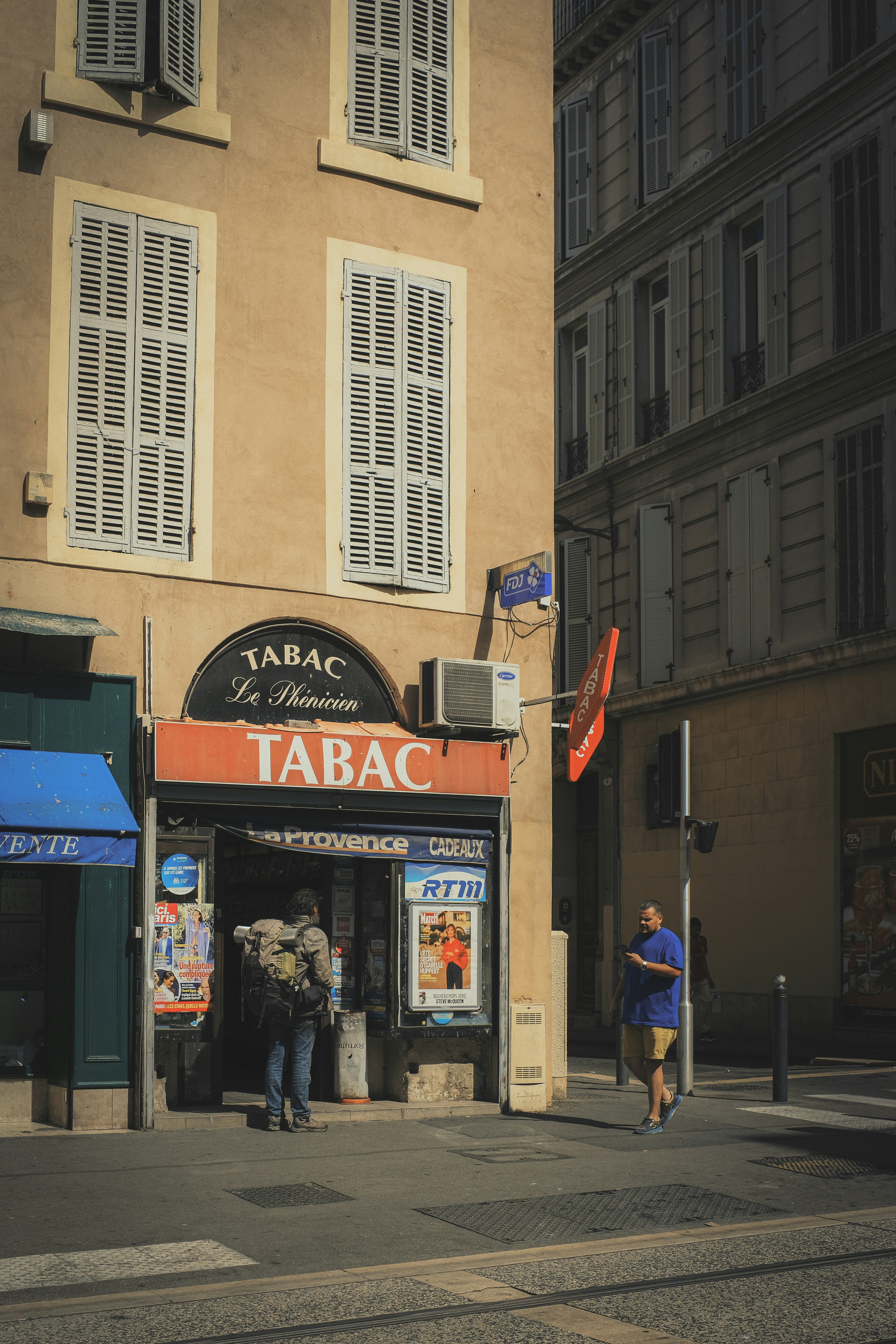 Ein paar Leute, die vor einem Gebäude stehen