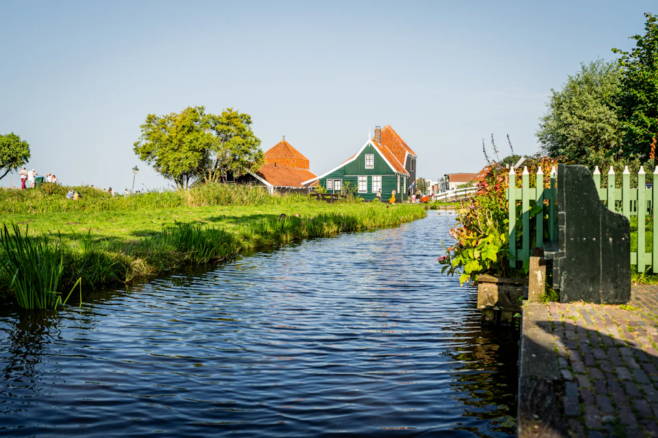 Kanaal omzoomd met groene houten huizen en hekjes