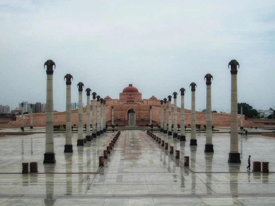 Travel and city guides for Sri Lanka — states, top cities, and categories on TopTenAtlas