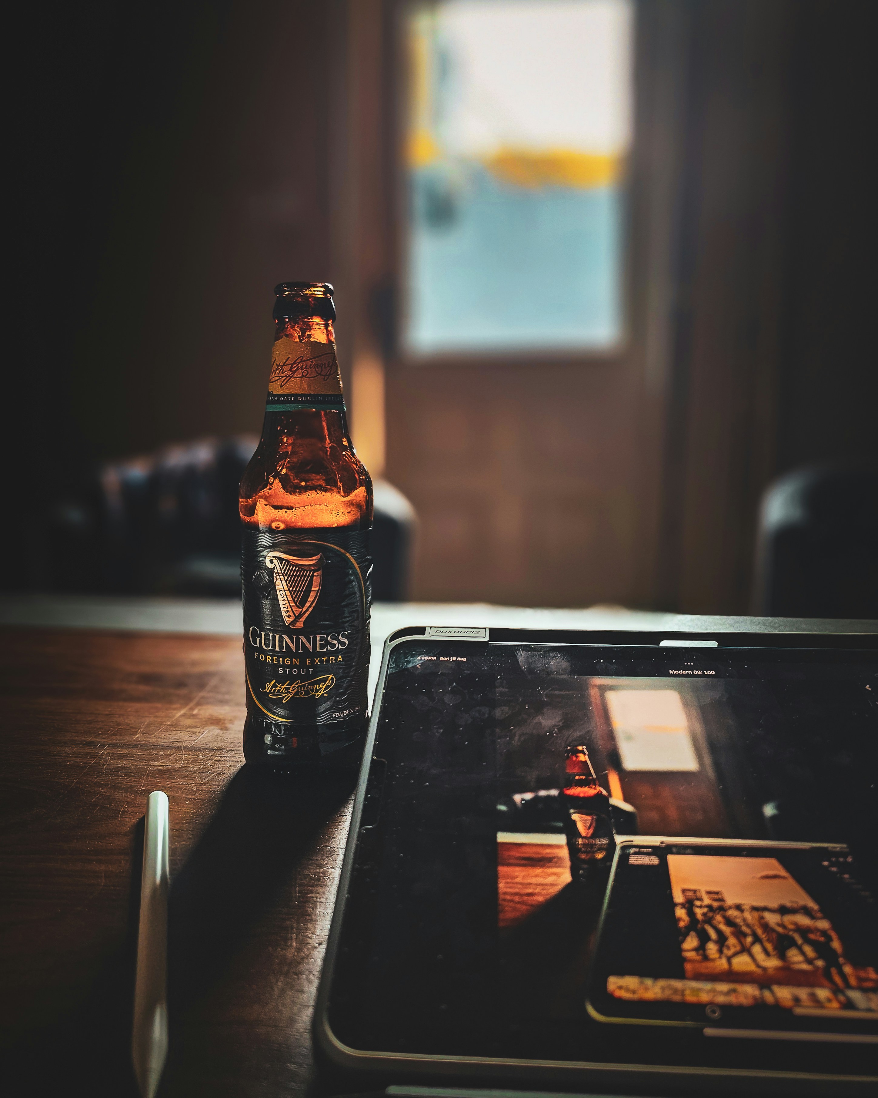 木製のテーブルの上に座っているビールのボトル