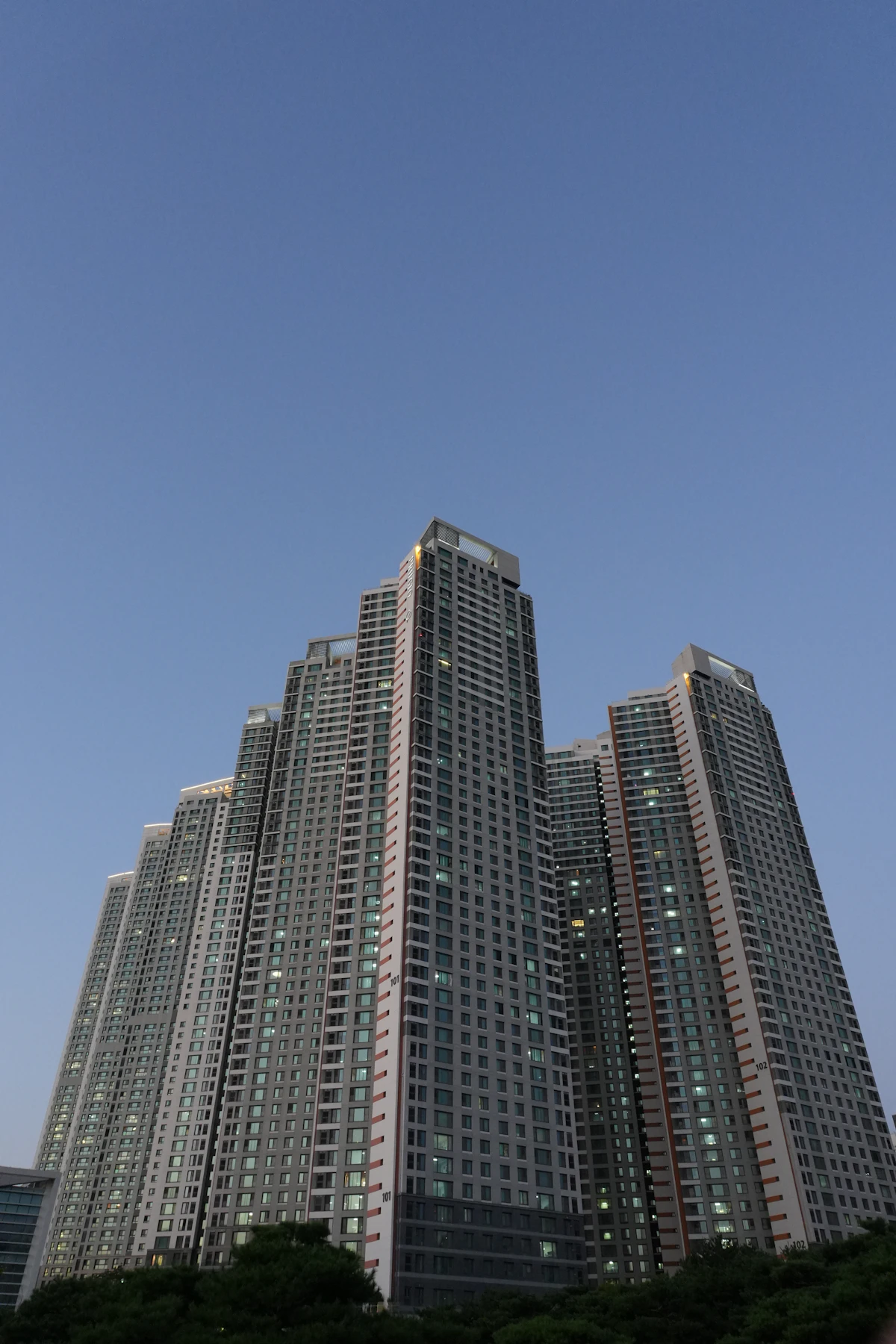 창이 많은 고층 아파트