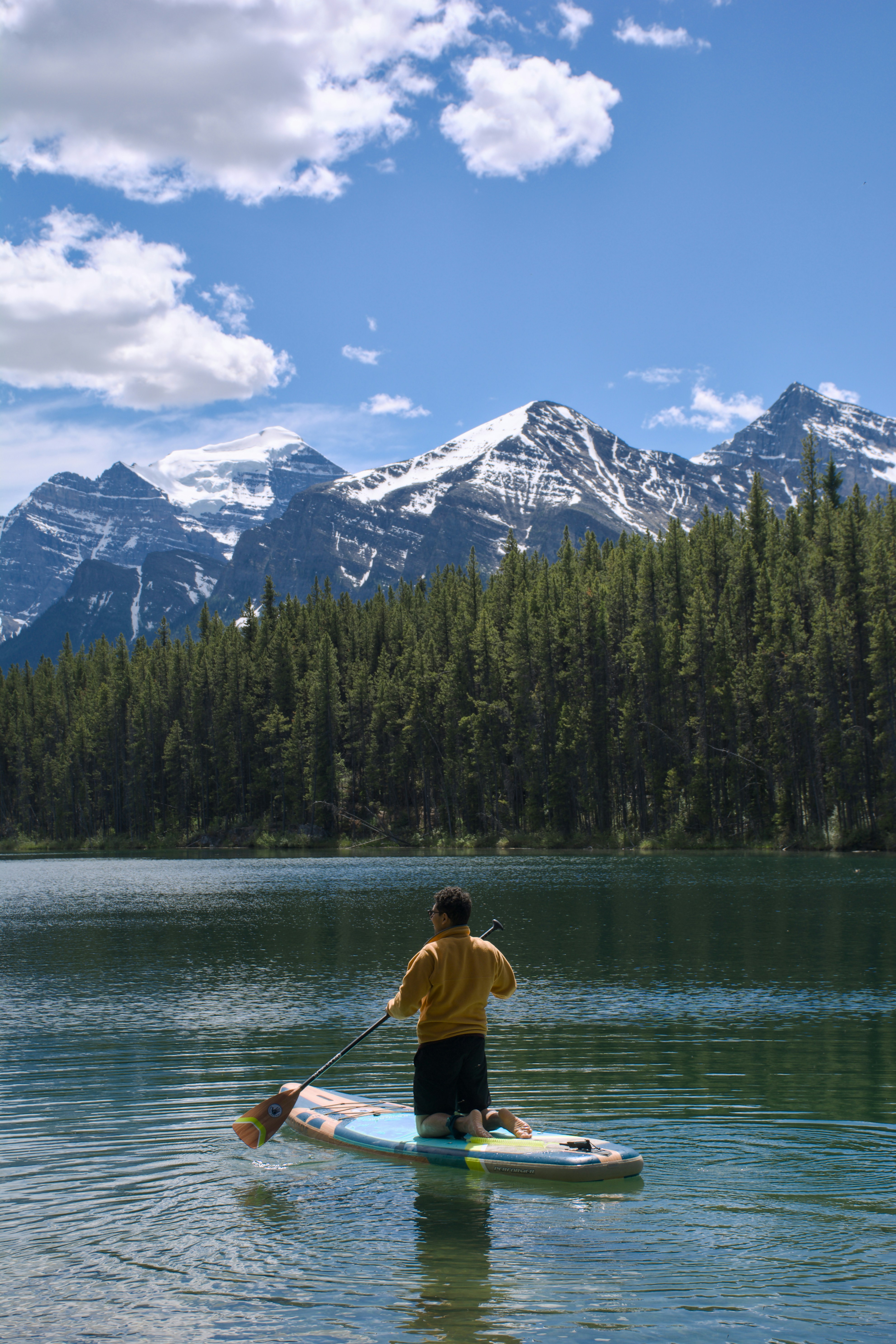 Ein Mann steht auf einem Surfbrett im Wasser