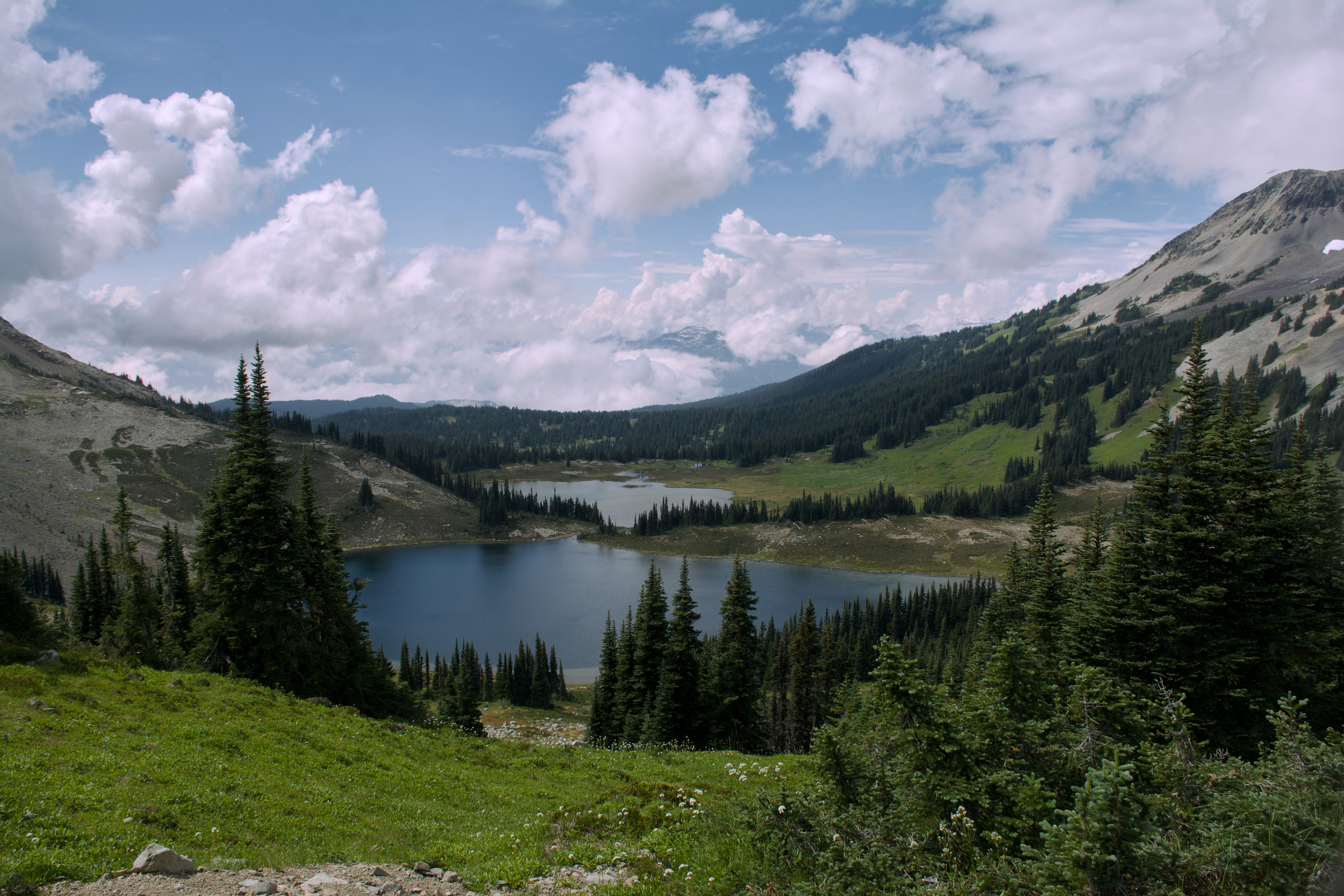 Ein malerischer Blick auf einen See und die Berge