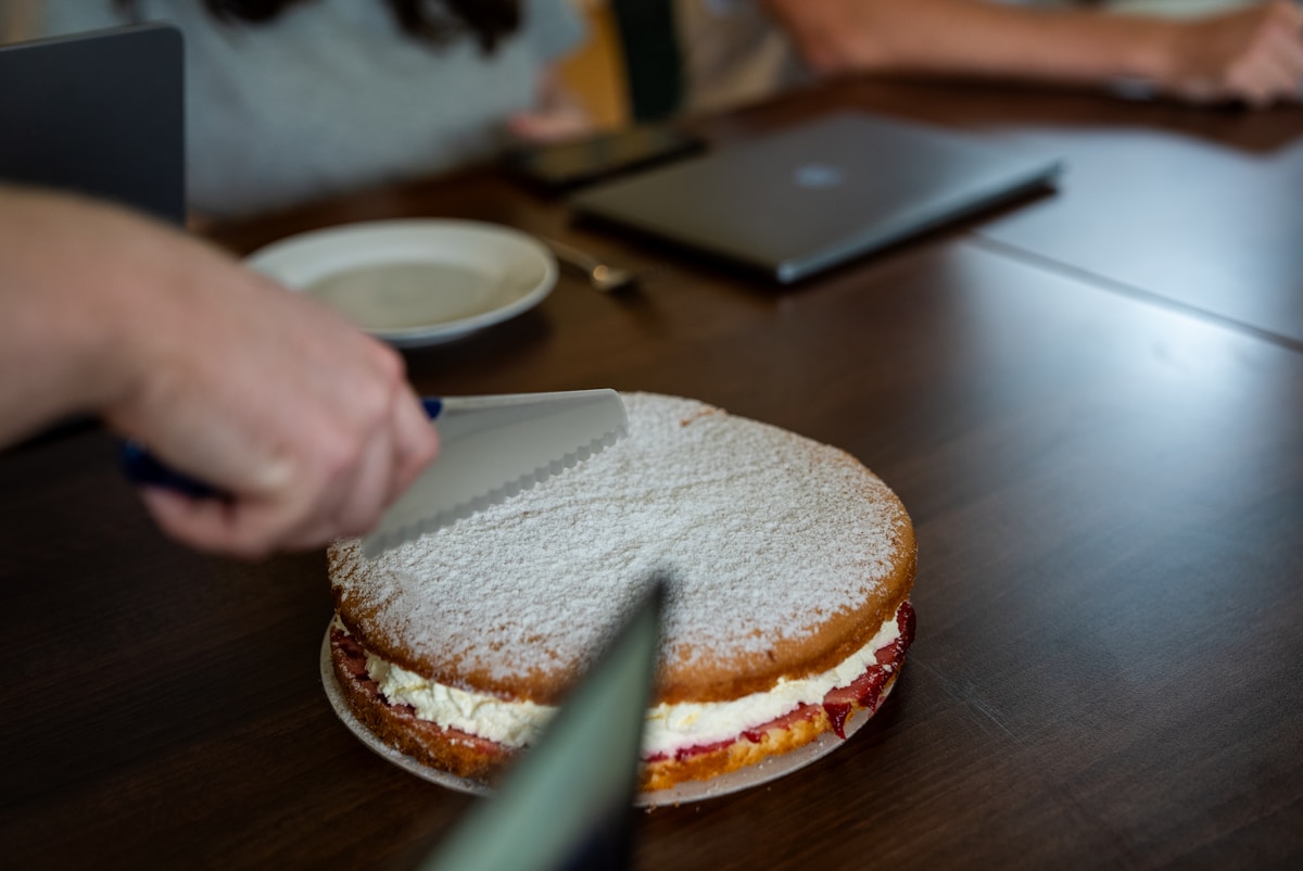 How Do You Stop Jam Leaking From a Layer Cake