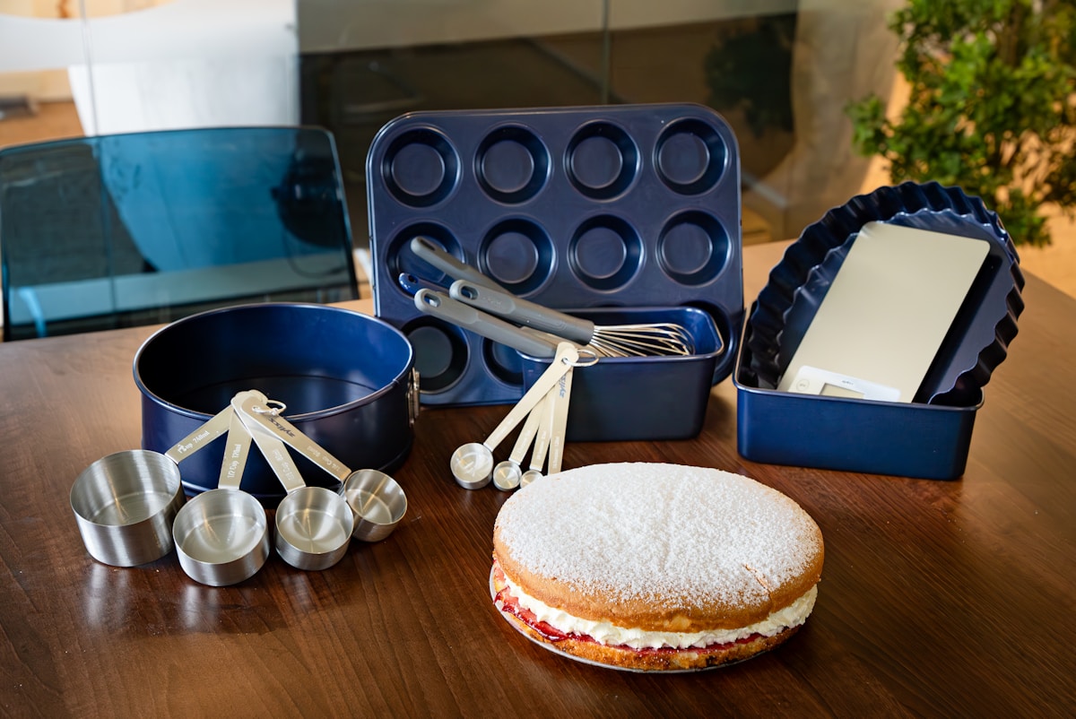 Are Metal Pans Better Than Silicone For Baking Cakes