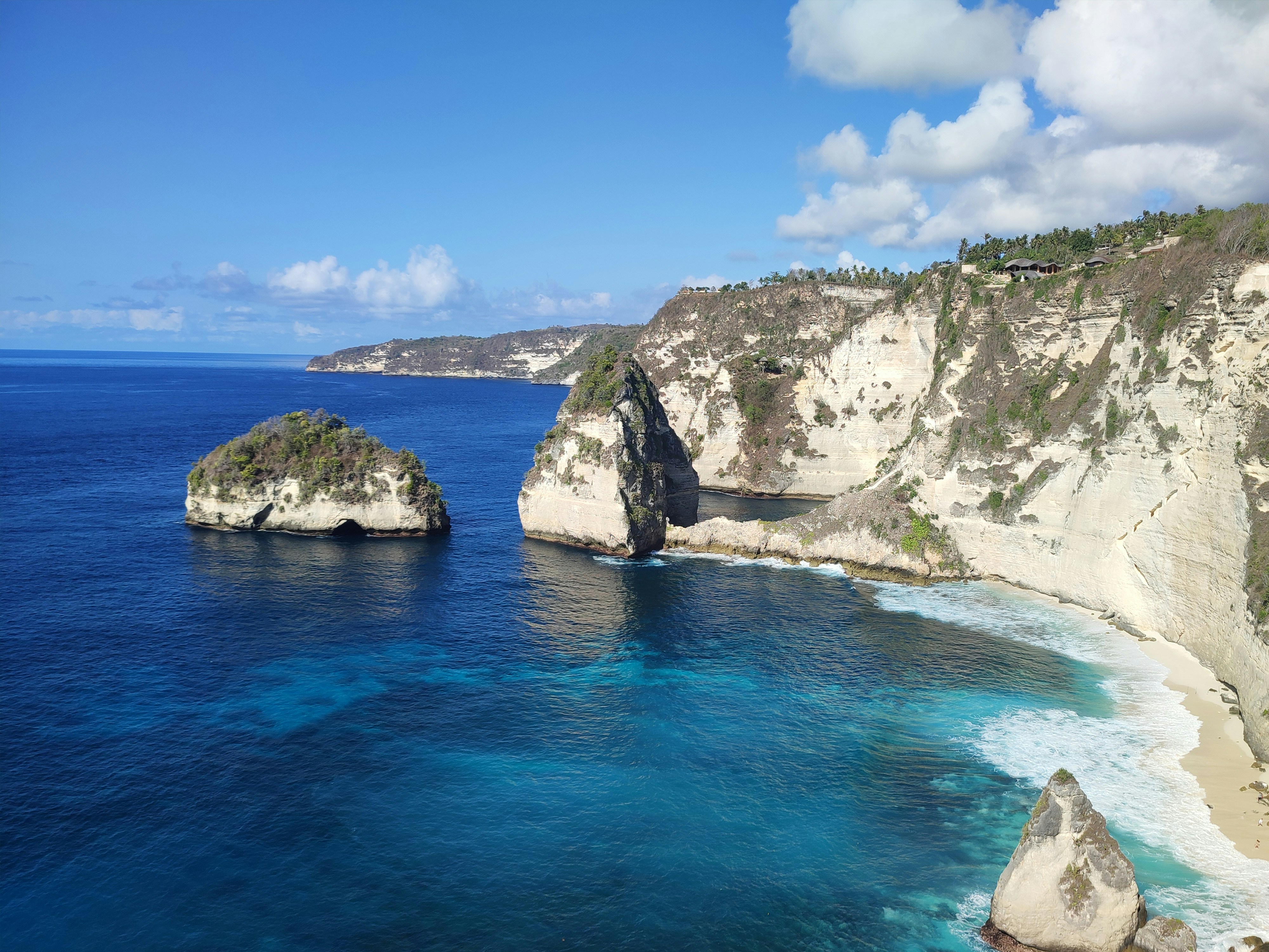 A view of the ocean from the top of a cliff