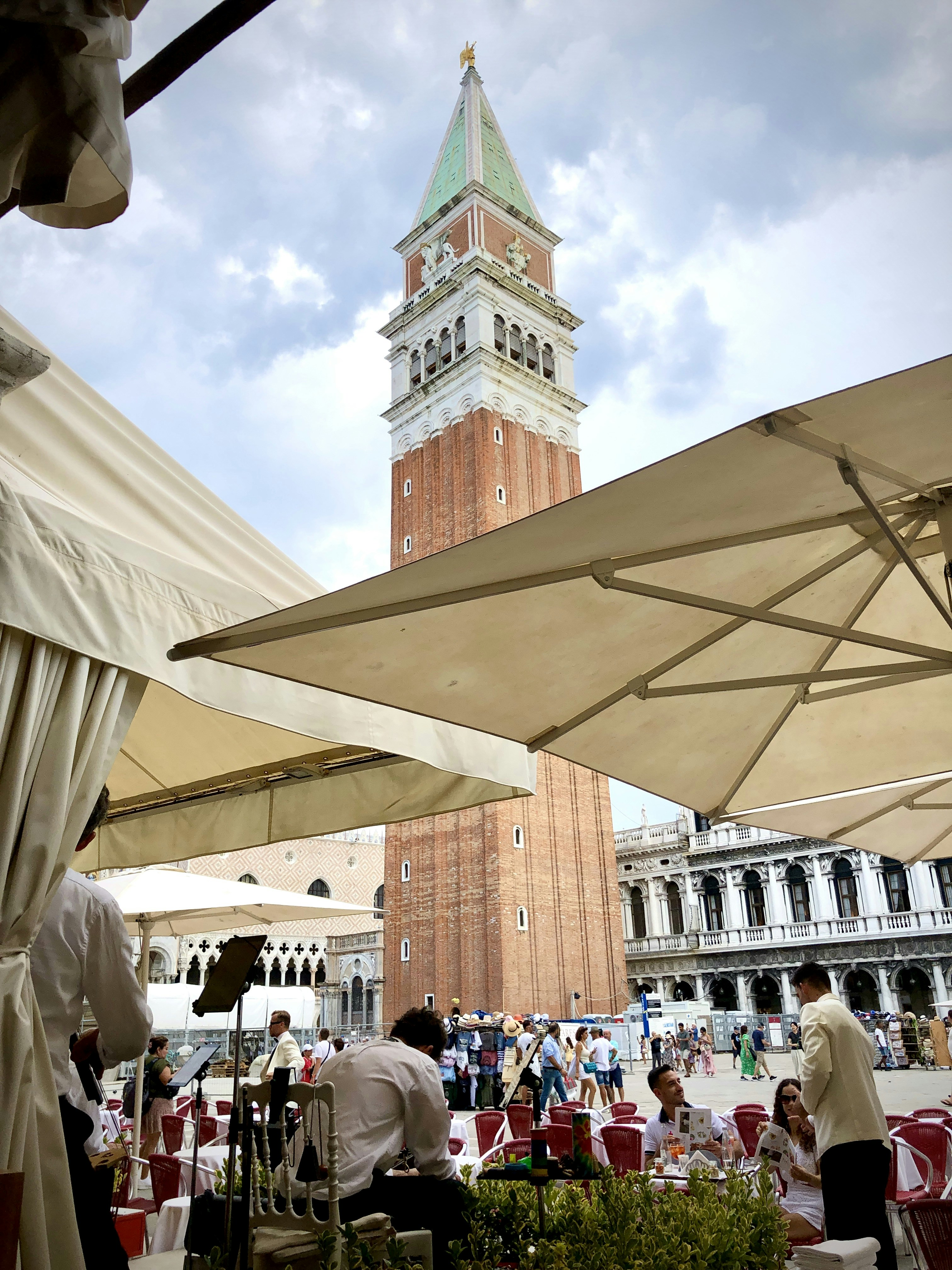Une grande tour d’horloge dominant une ville