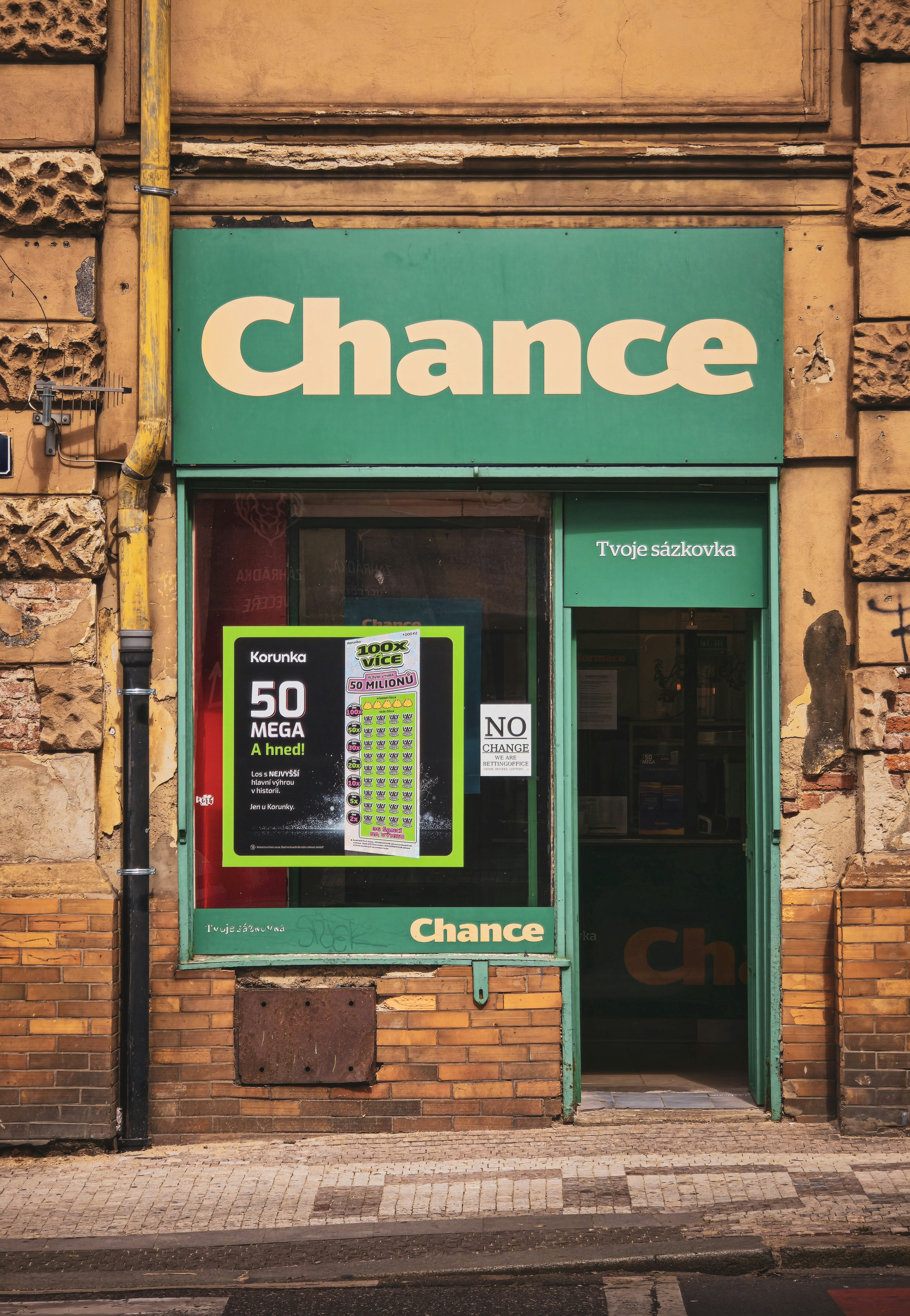 Eine Ladenfront mit einem Chancenschild darauf