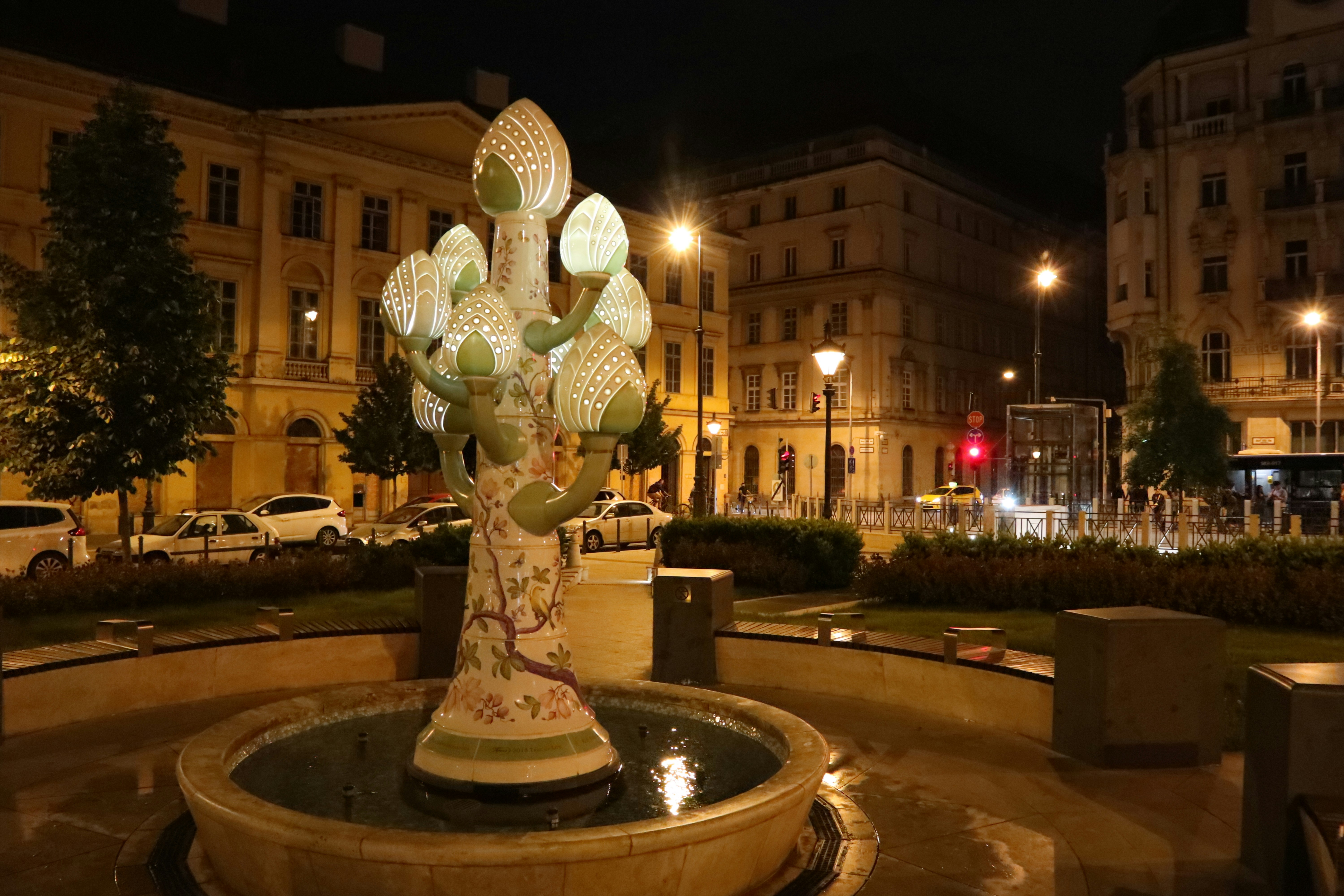 A vase of flowers sitting on top of a fountain