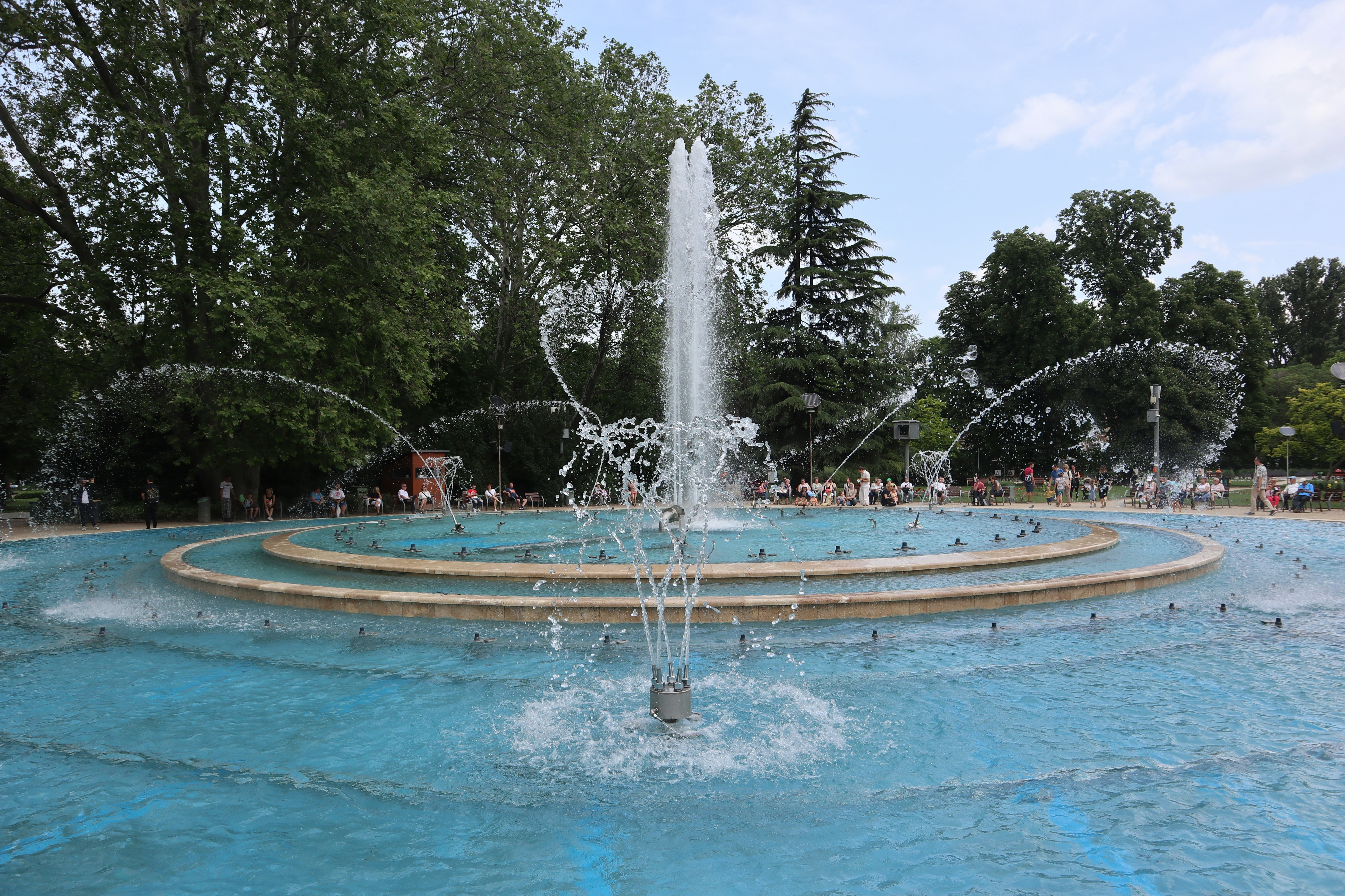 Budapest attractions: Afternoon: Visit the Musical Fountain and Zoo