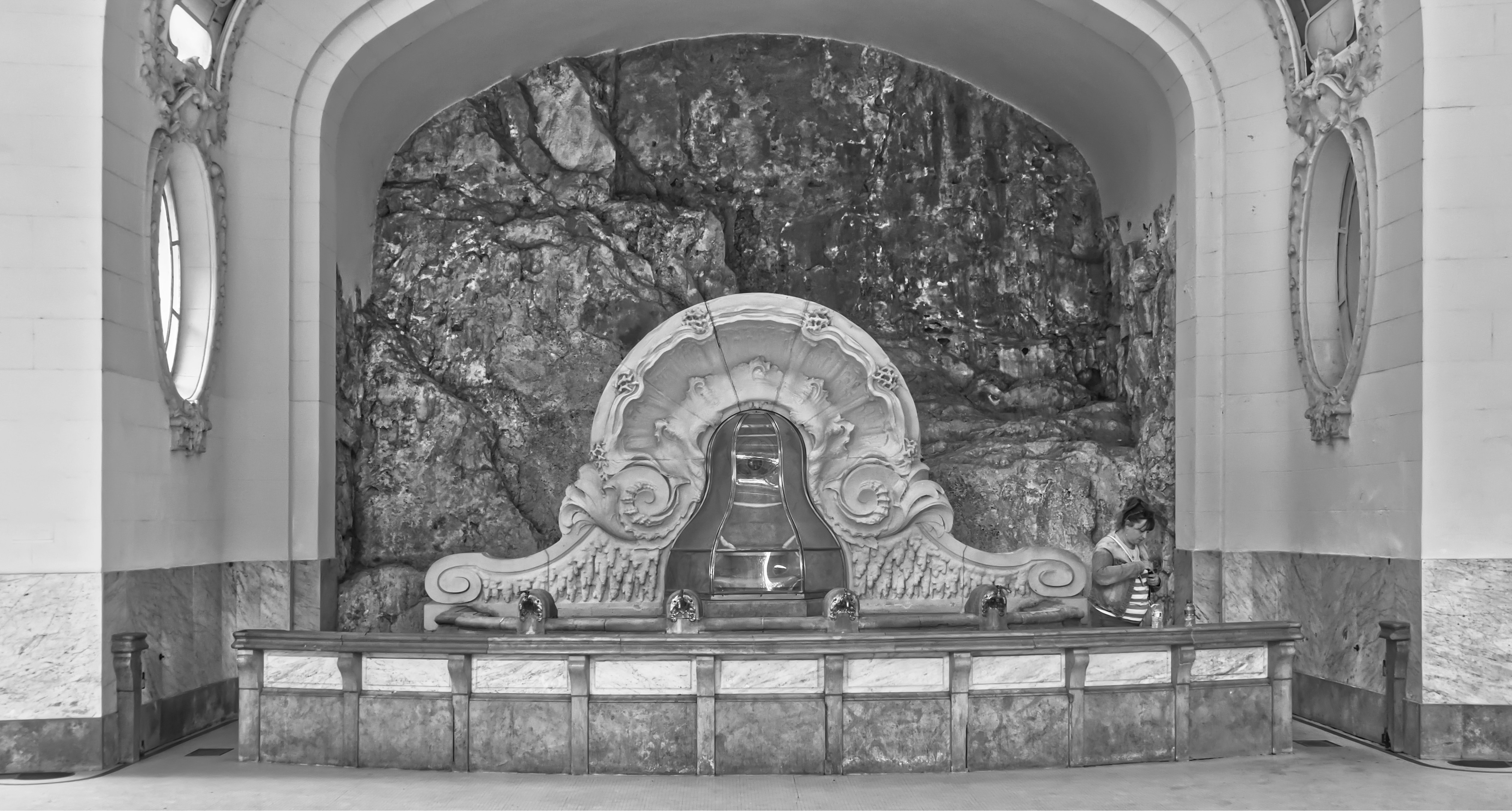 Una foto en blanco y negro de un altar de iglesia