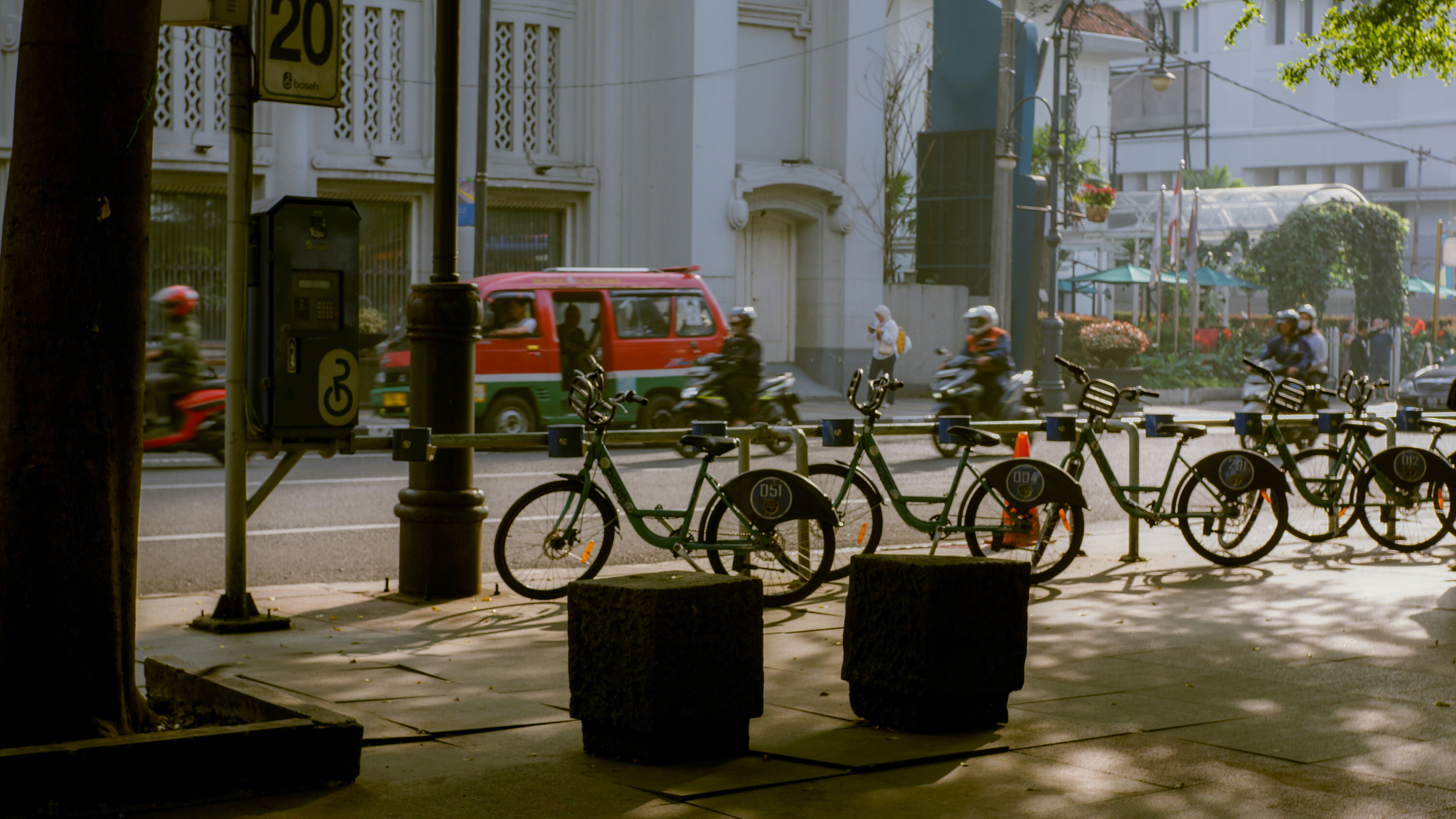 Un gruppo di biciclette parcheggiate sul ciglio di una strada