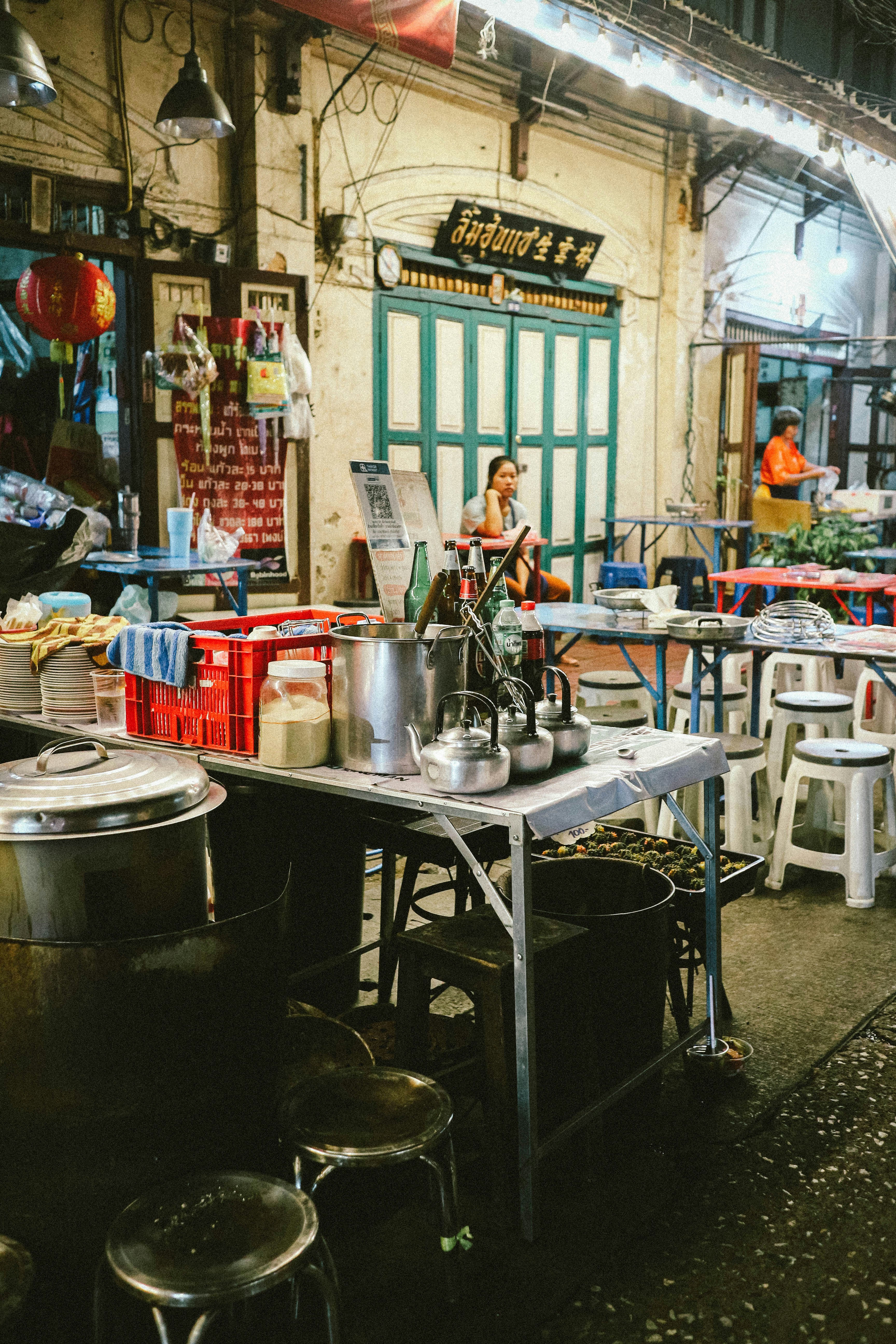 A room filled with lots of tables and chairs