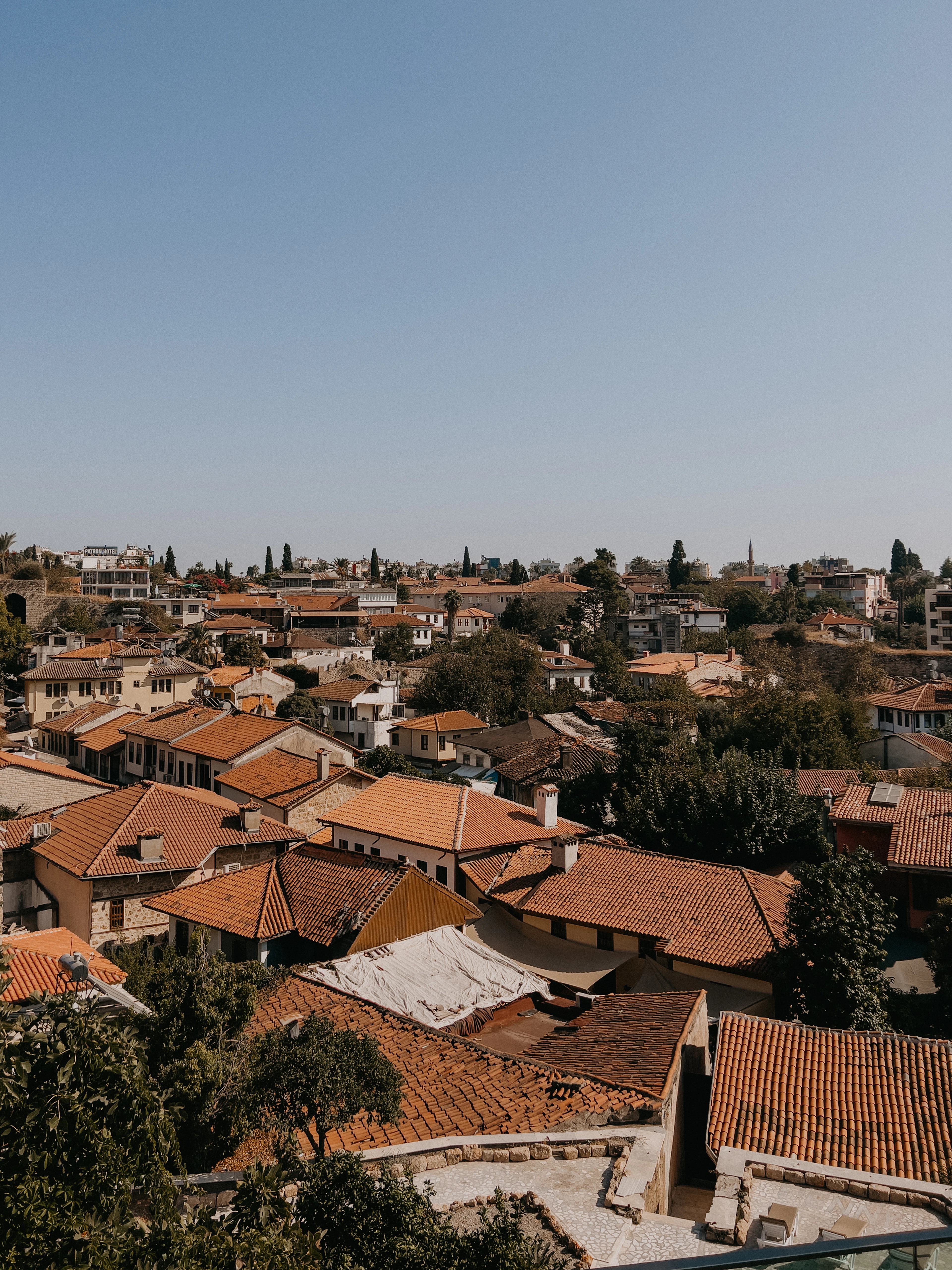 Панорама черепичных крыш Анталии