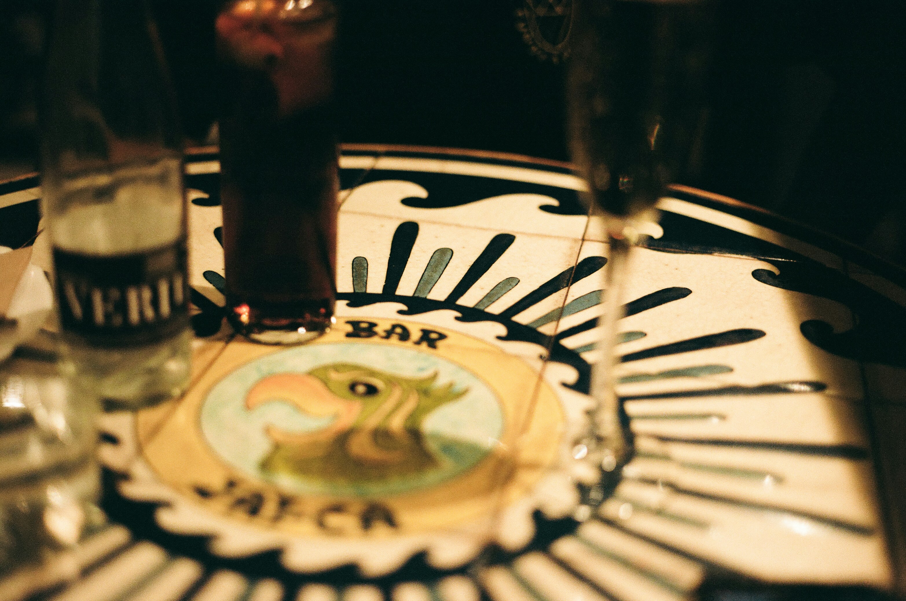 Bote de pesca en lago tranquilo al amanecer