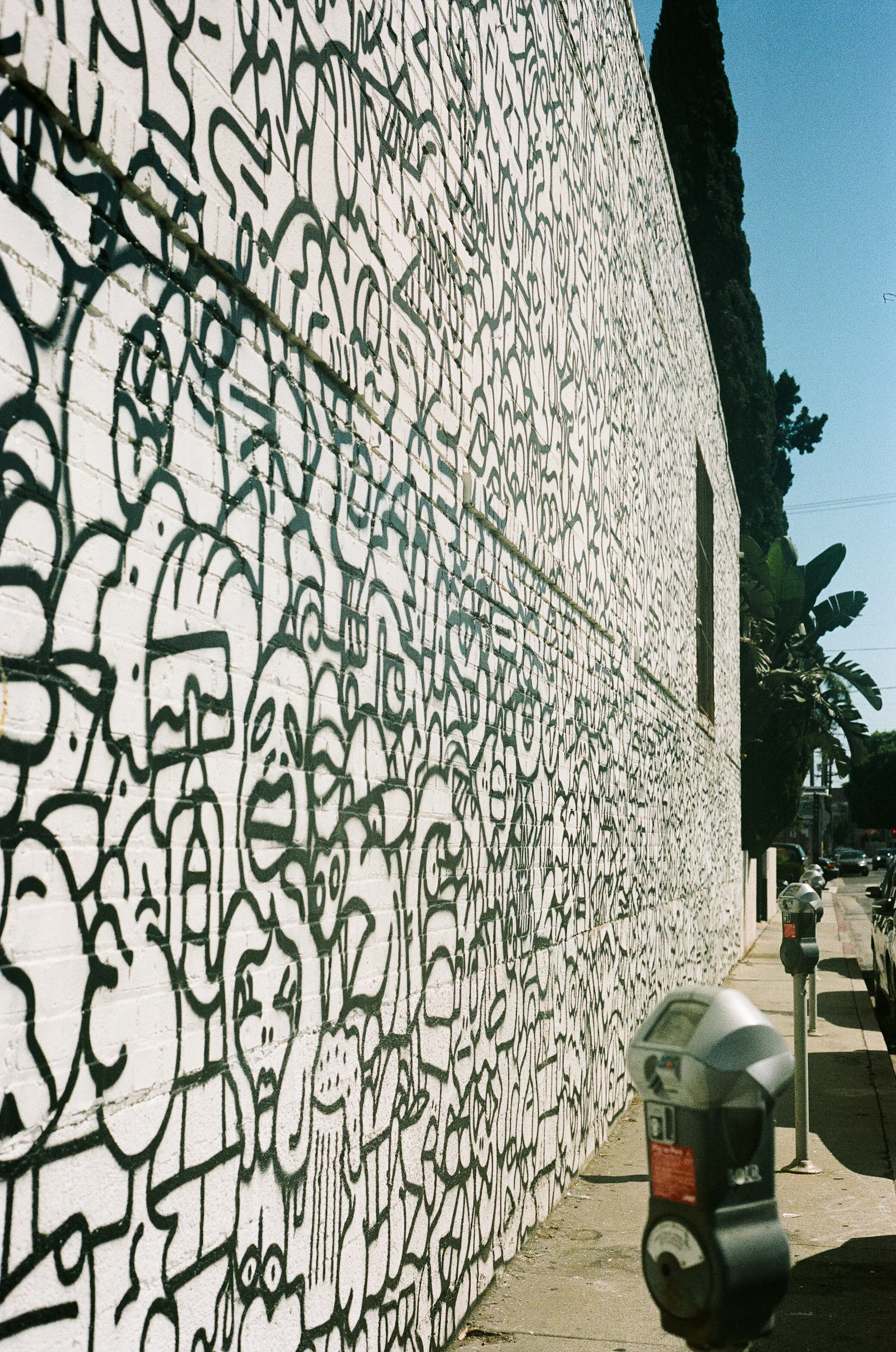 Bildevegg med flere street art-bilder i et moderne interiør