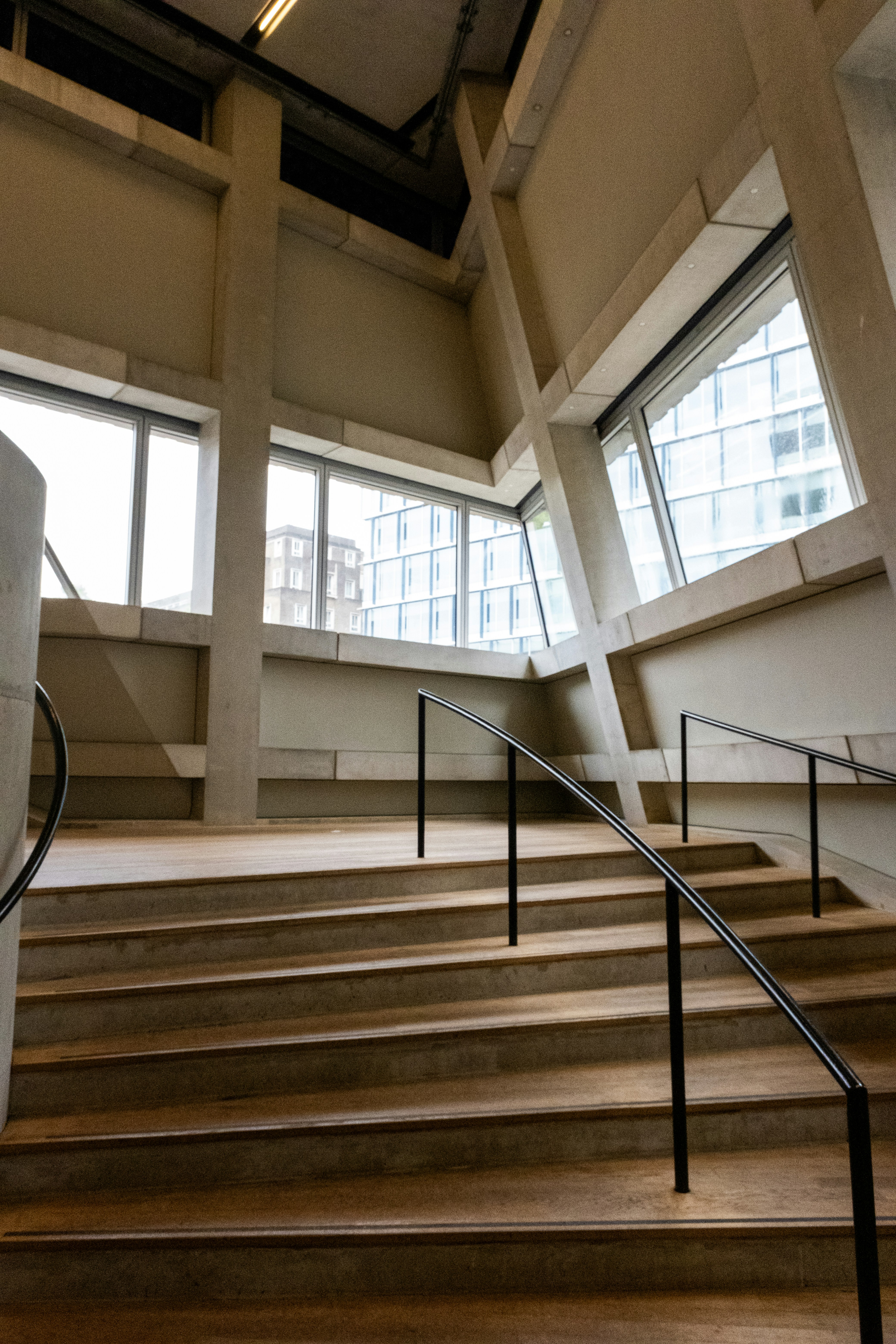 Un escalier dans un grand bâtiment avec des fenêtres