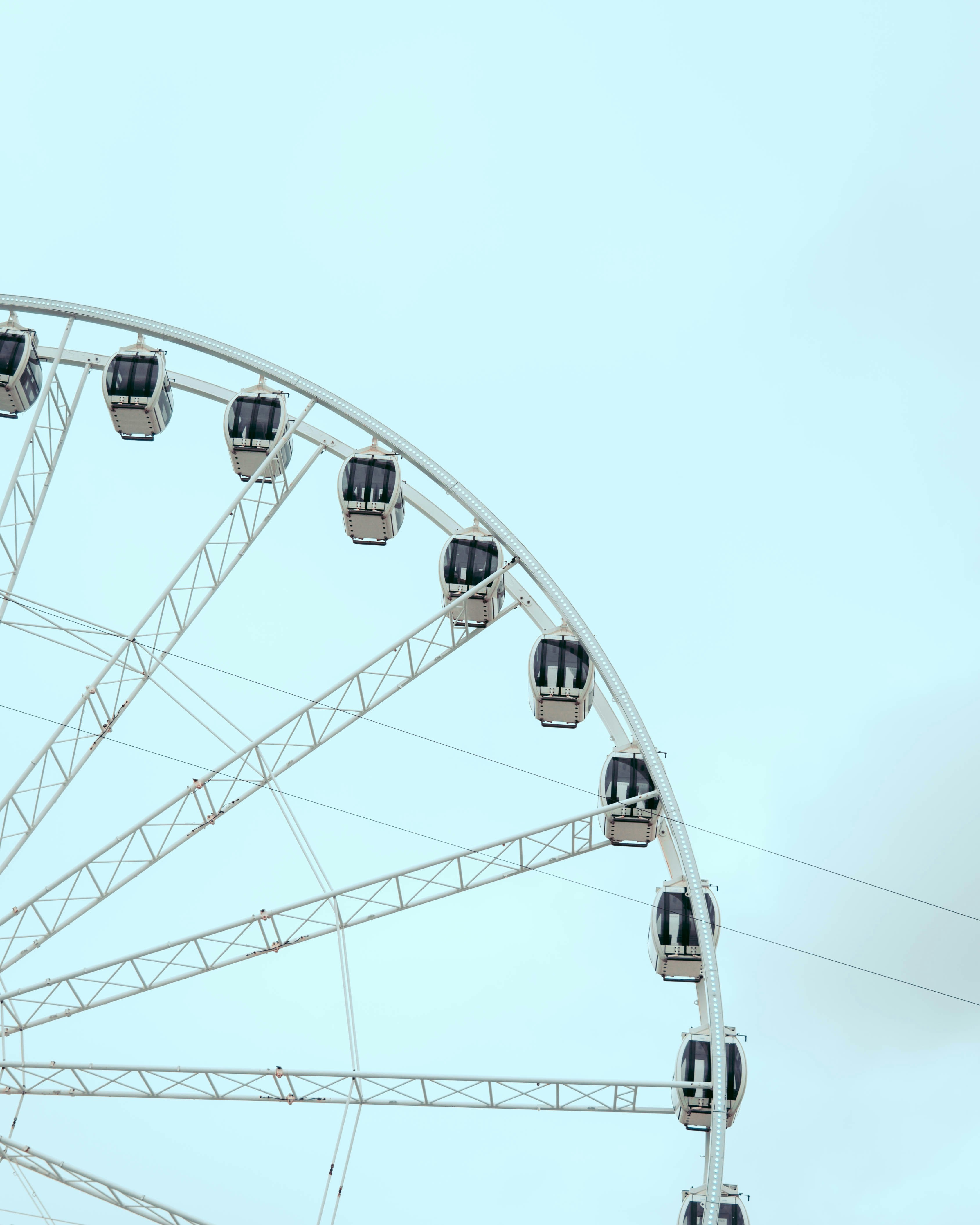 Ein großes Riesenrad, das neben einem hohen Gebäude steht