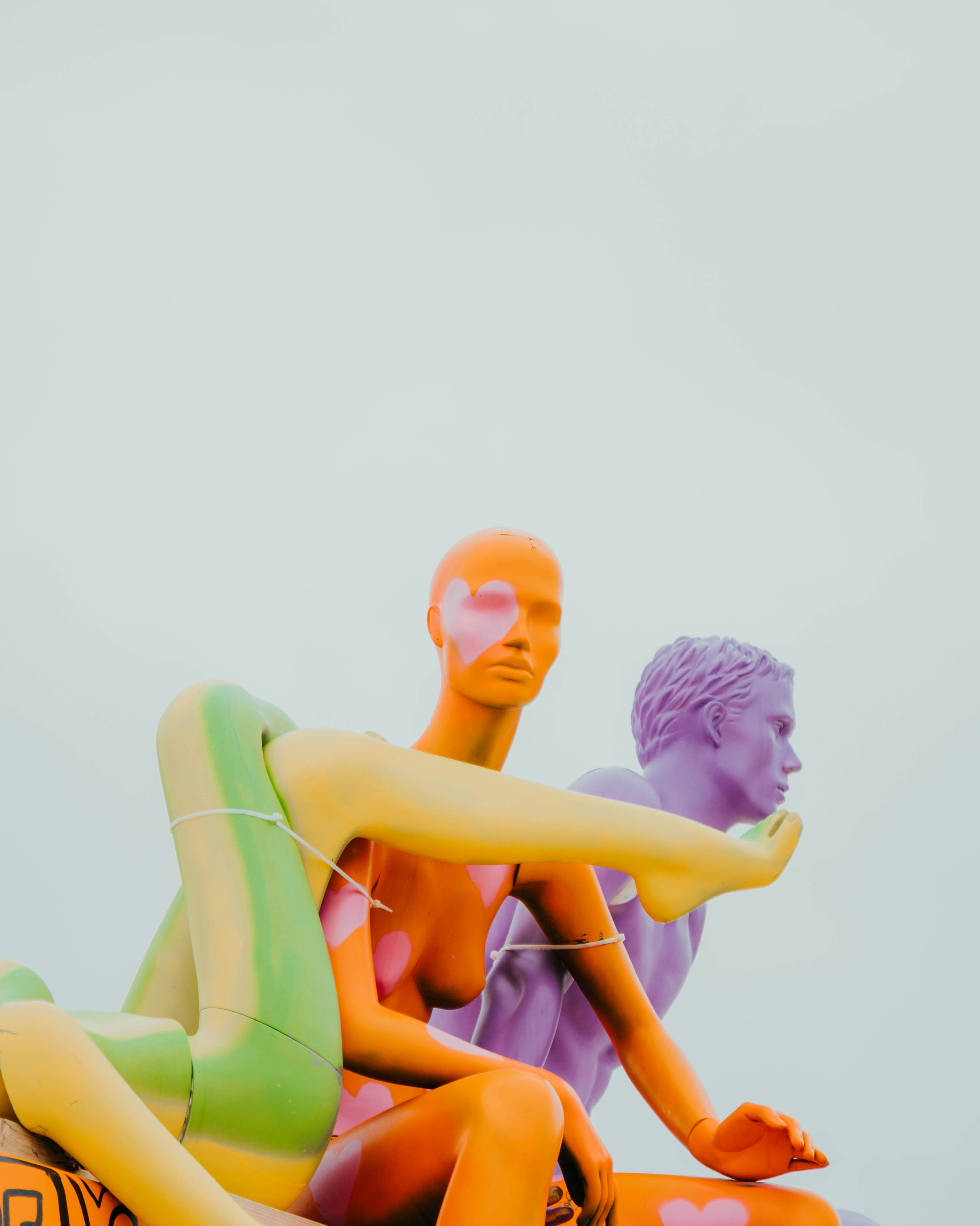 Quelques personnes assises sur un flotteur gonflable