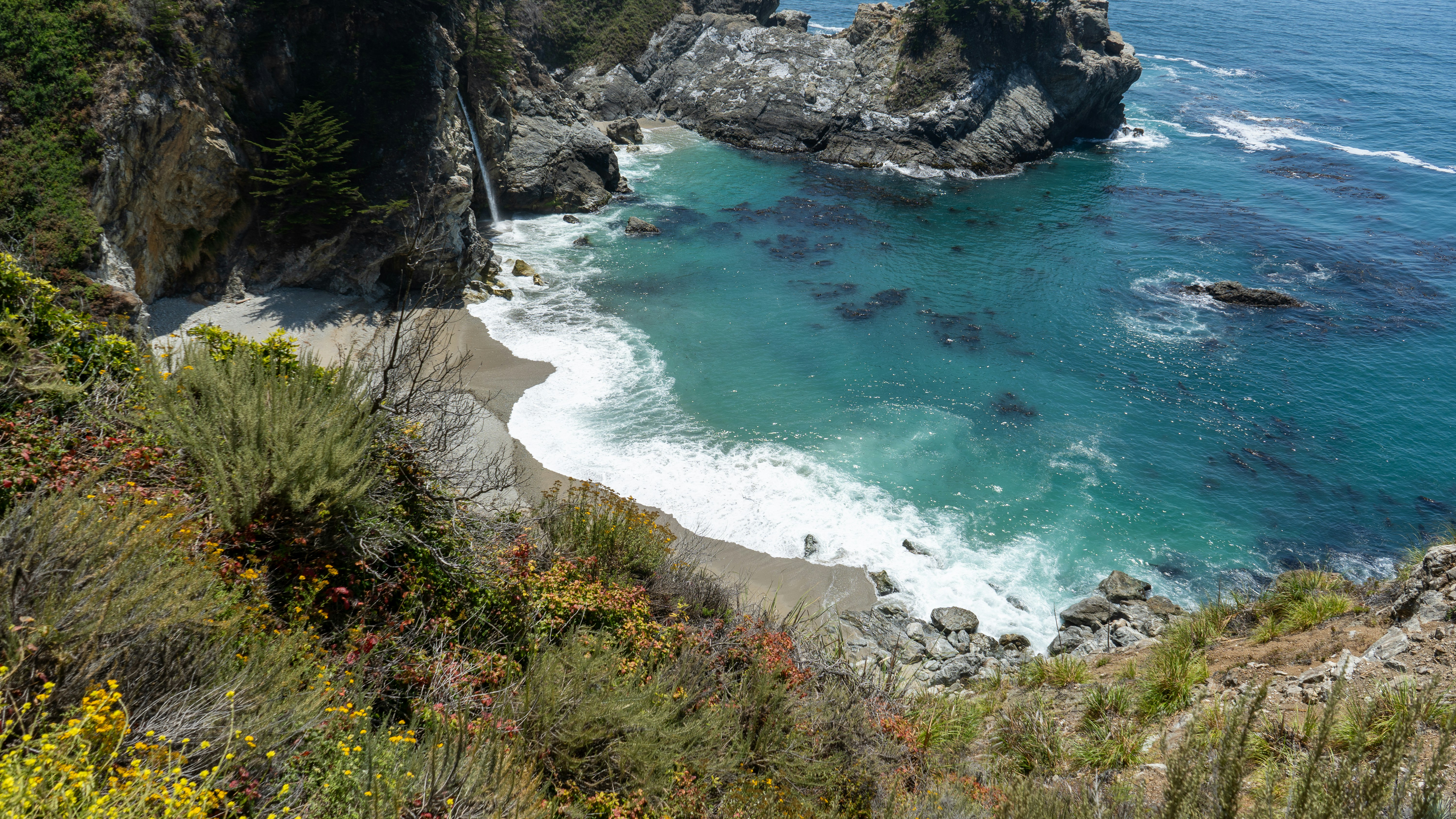 Une vue sur l’océan depuis le sommet d’une colline