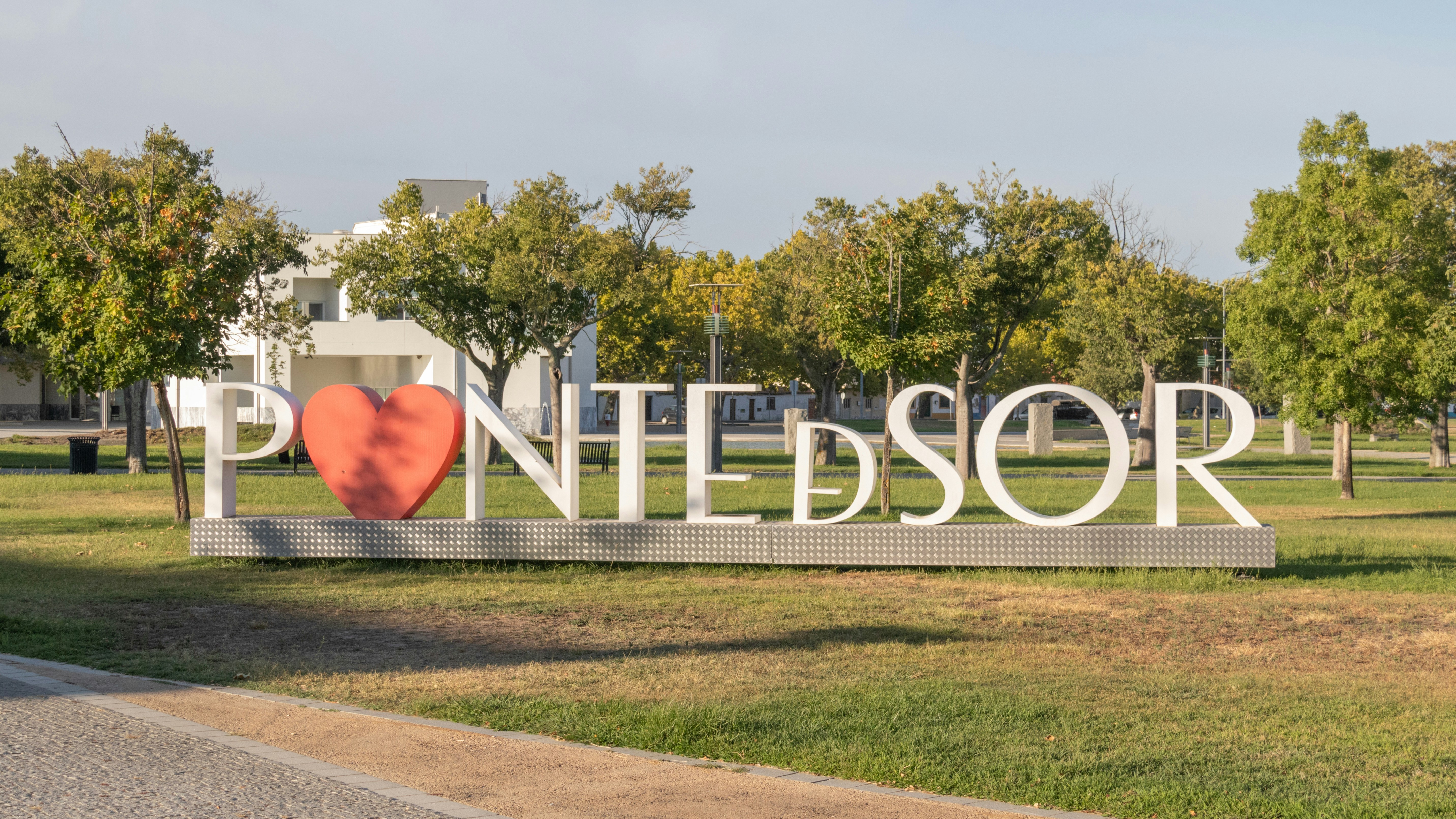 A sign that says pontesor with a heart on it