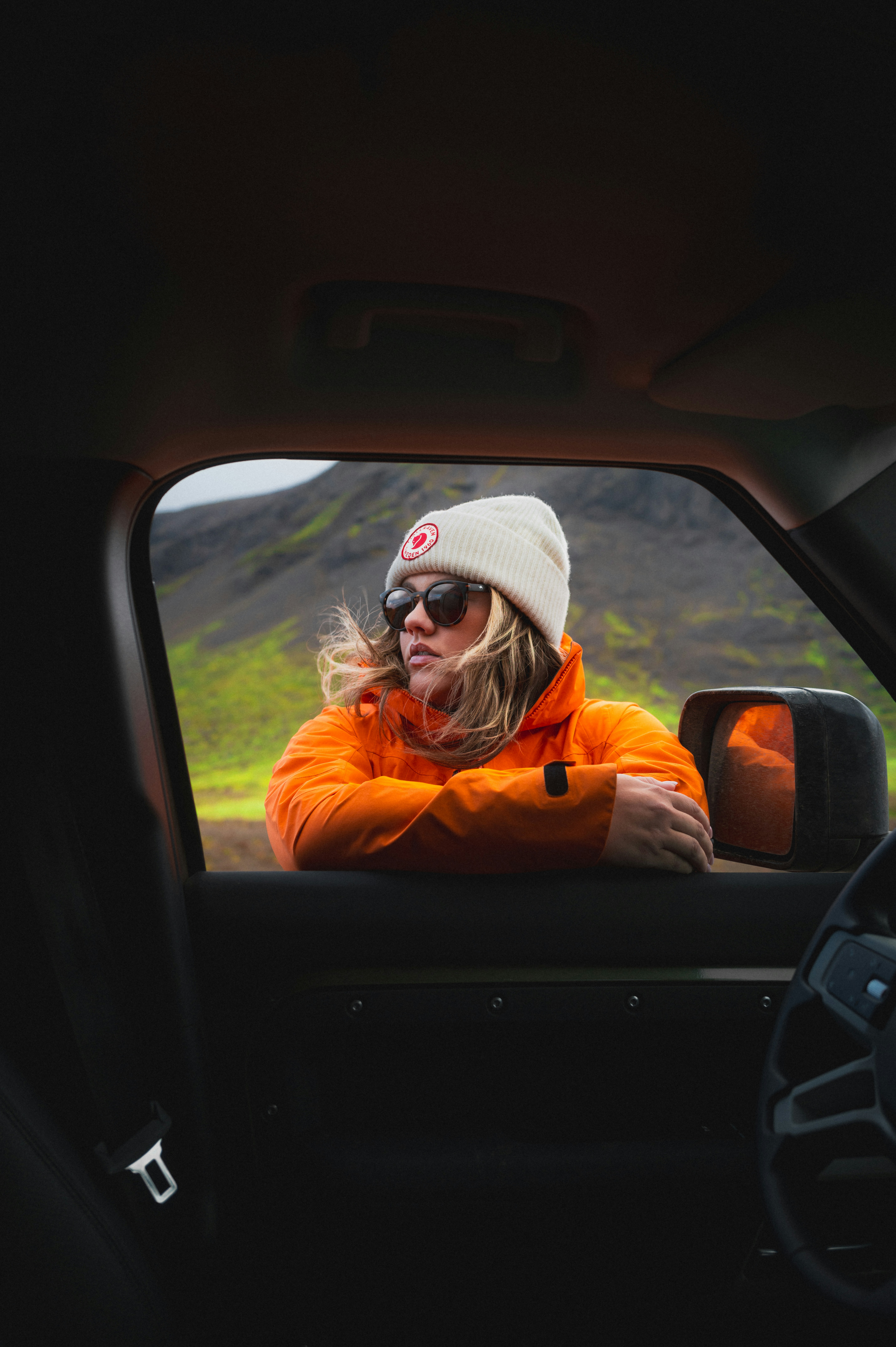 gray computer monitor