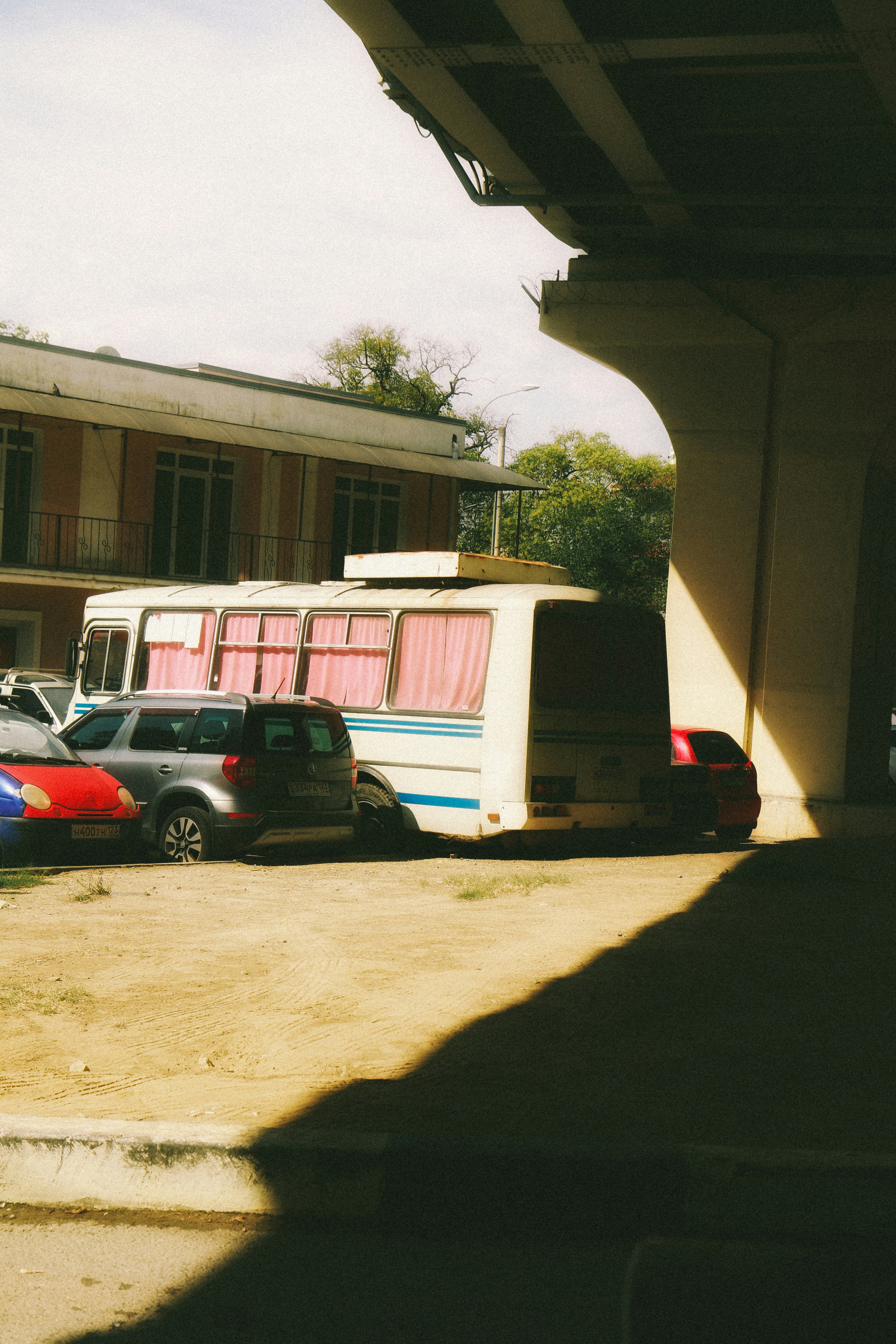 A bus parked in a parking lot next to a building
