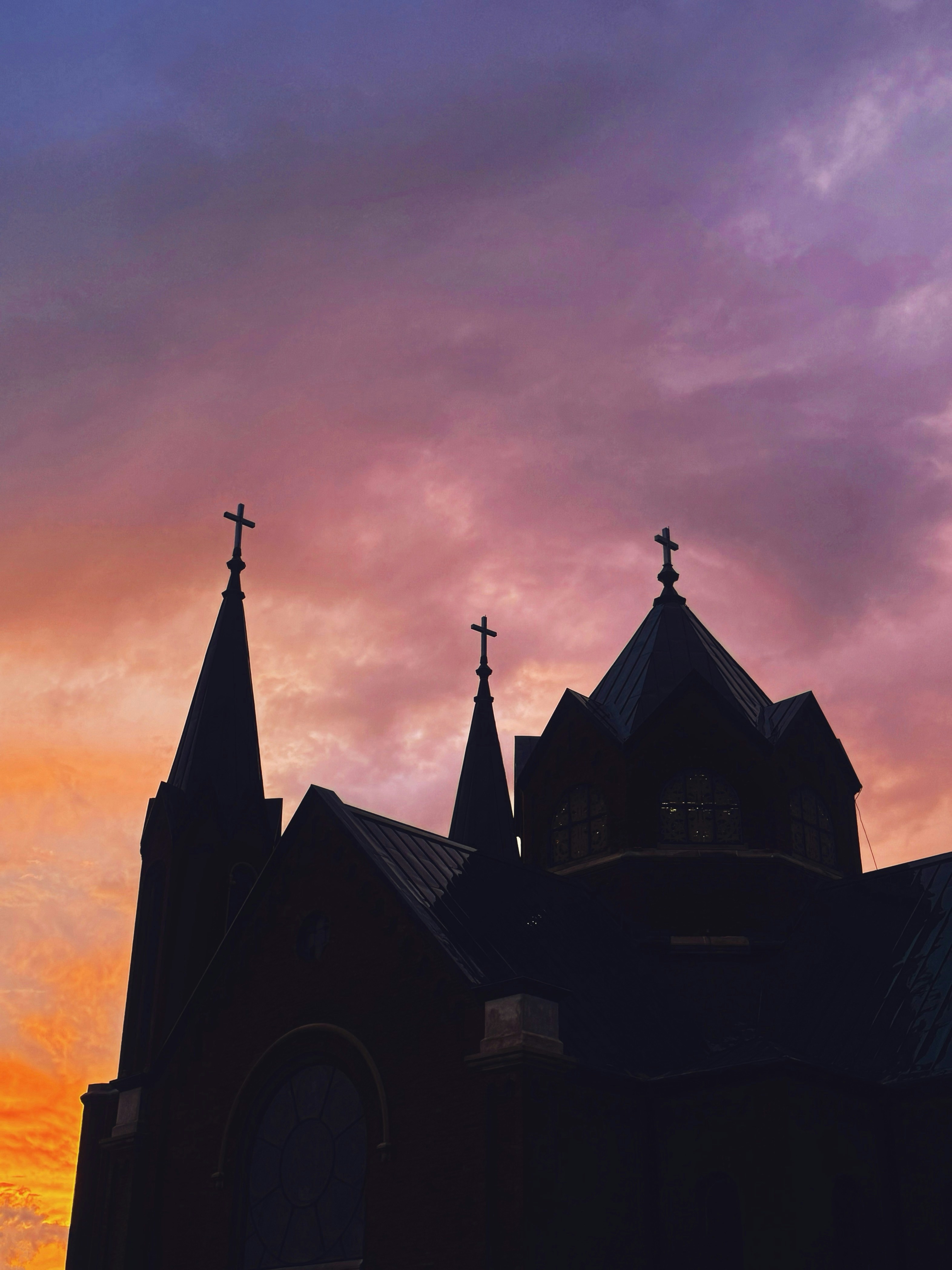 A silhueta de uma igreja contra um céu do pôr do sol