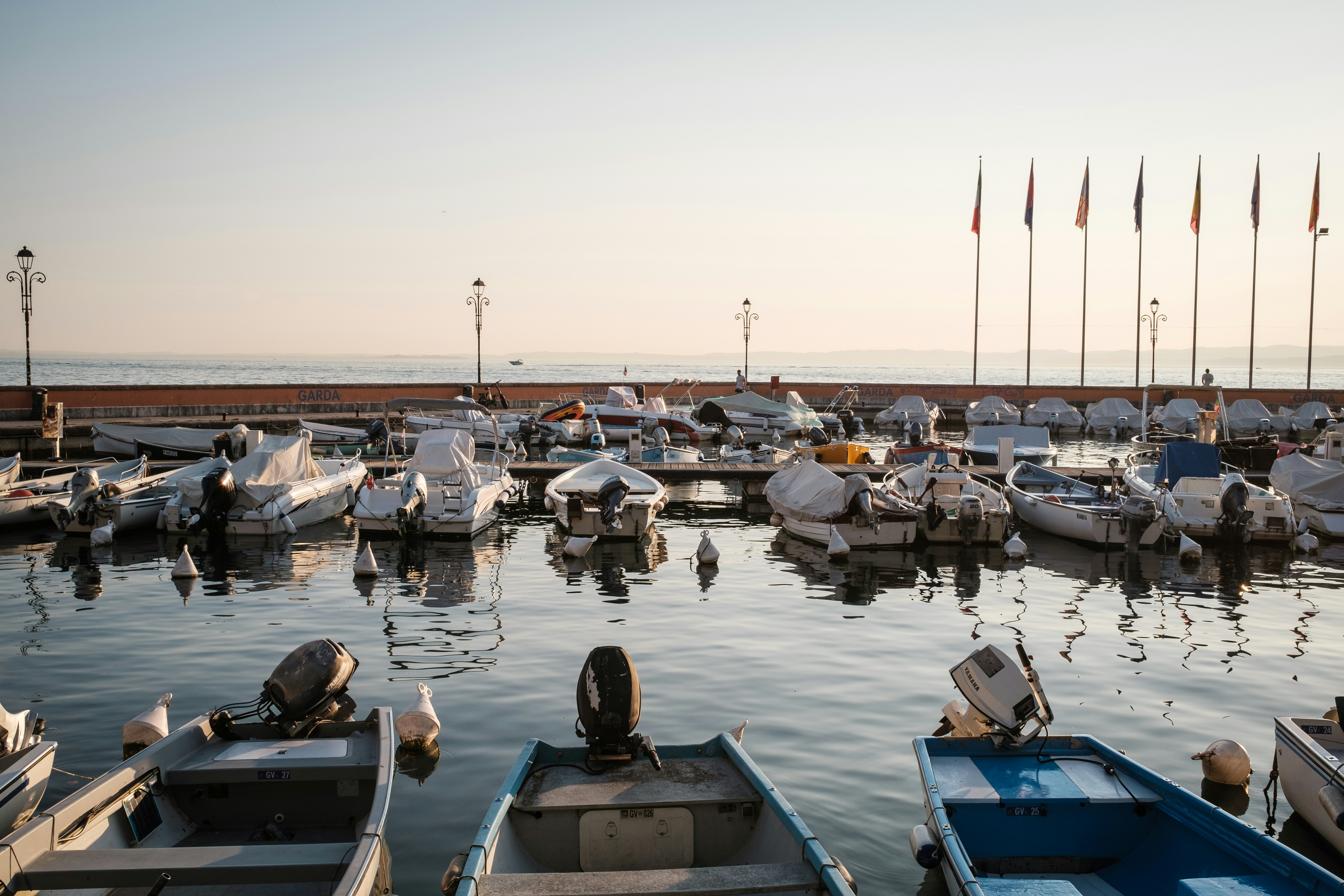 물 속에 있는 여러 척의 보트