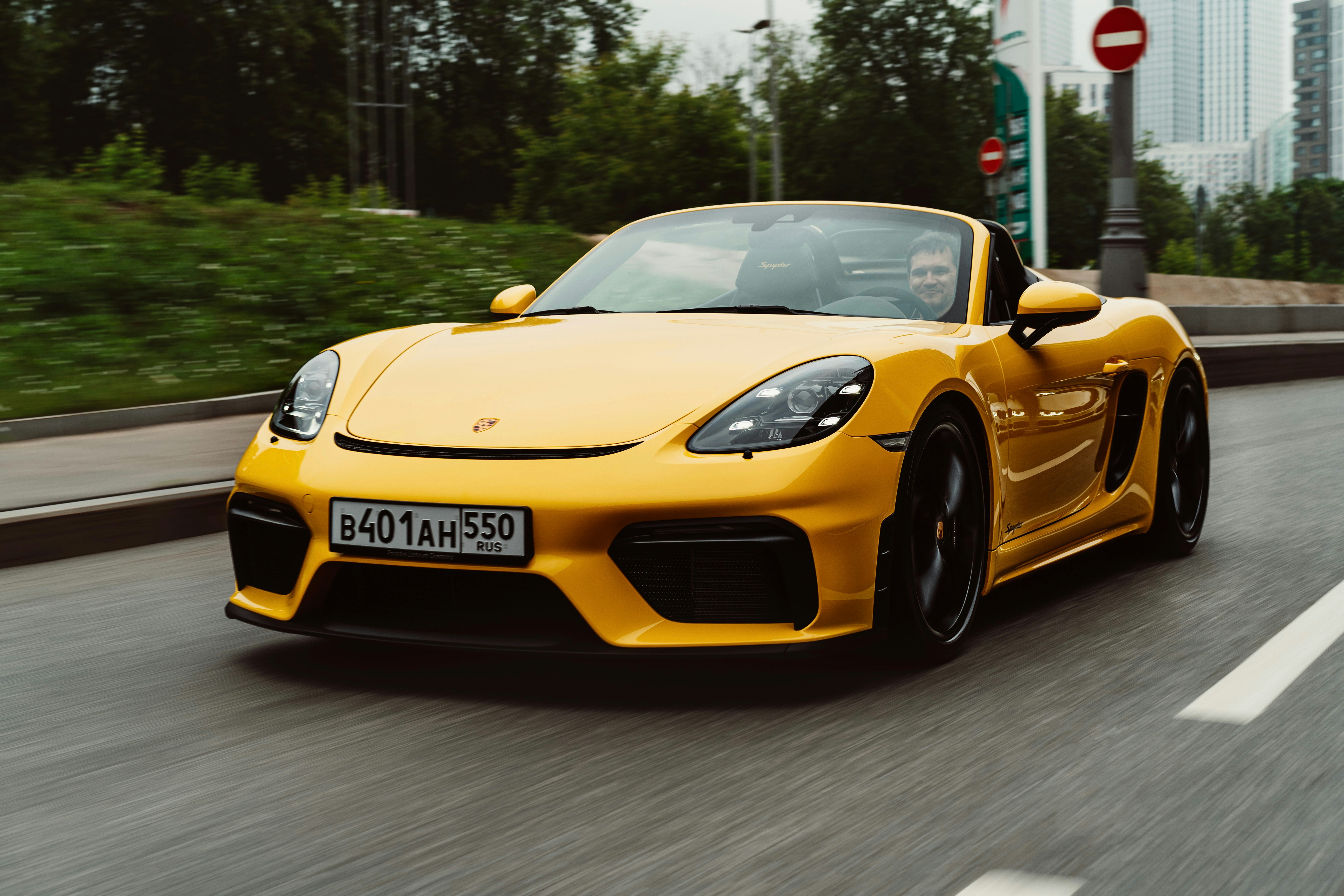 Ein gelber Sportwagen fährt die Straße hinunter