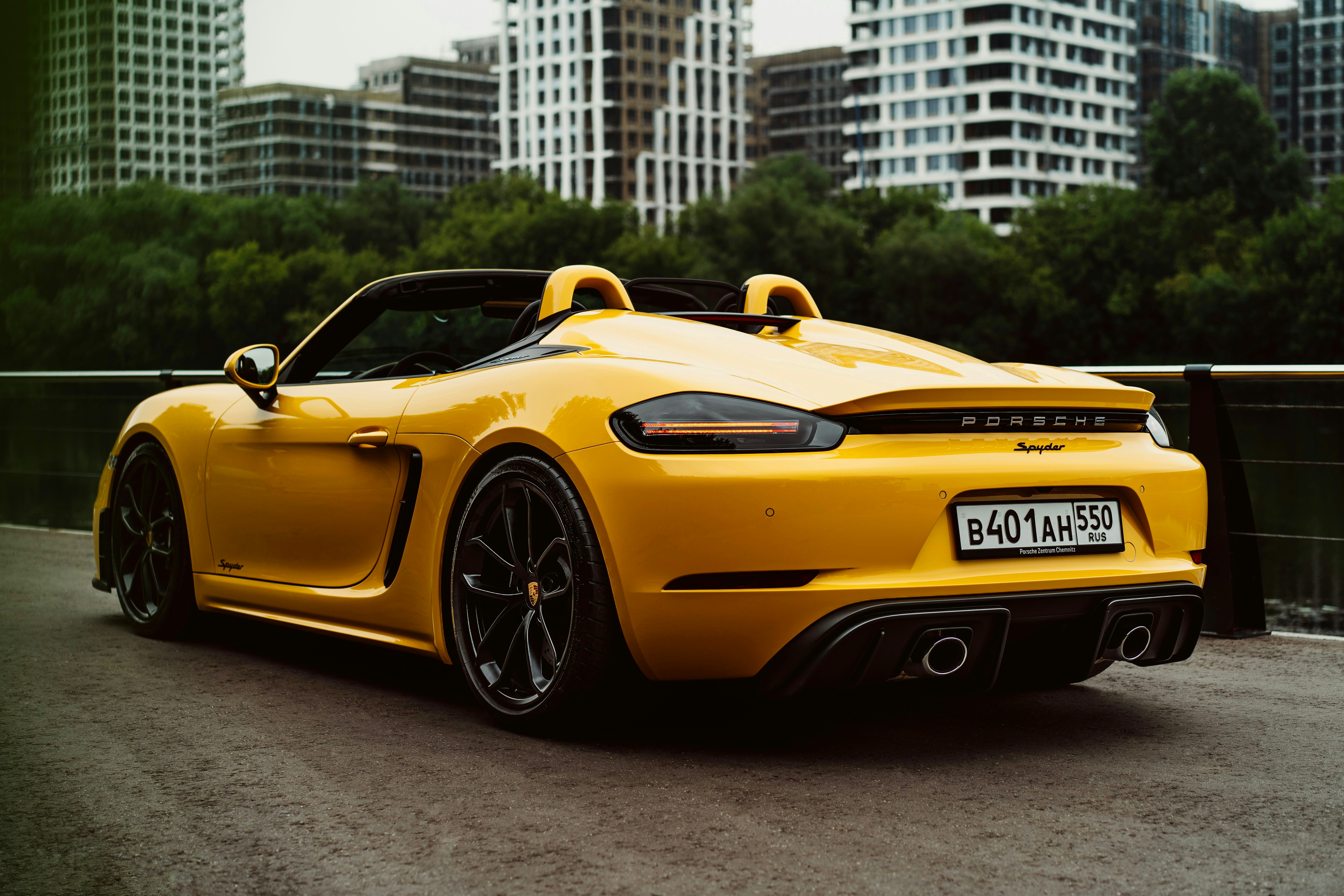 Ein gelber Sportwagen, der eine Straße in der Stadt entlangfährt