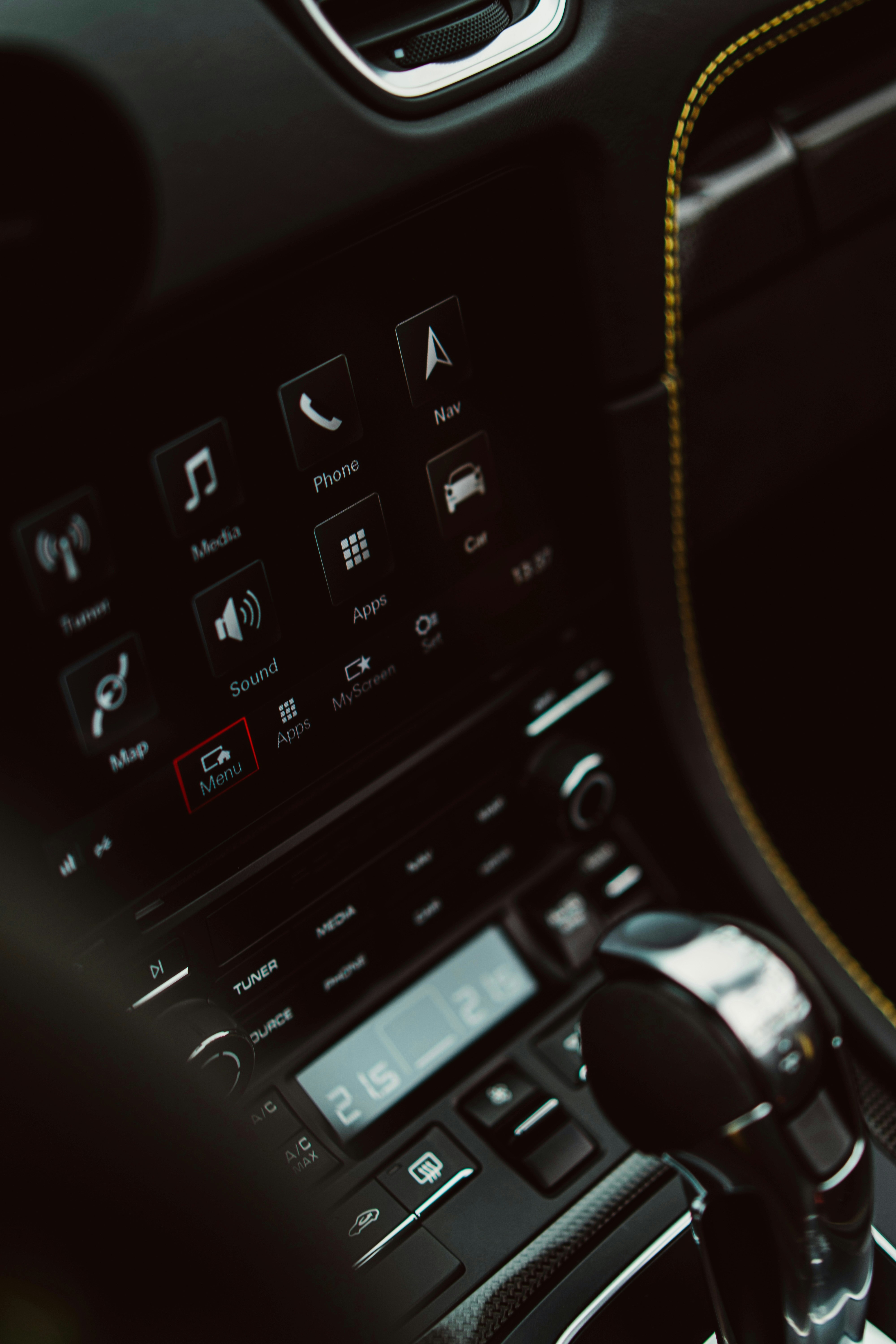 Nahaufnahme des Lenkrads eines Autos