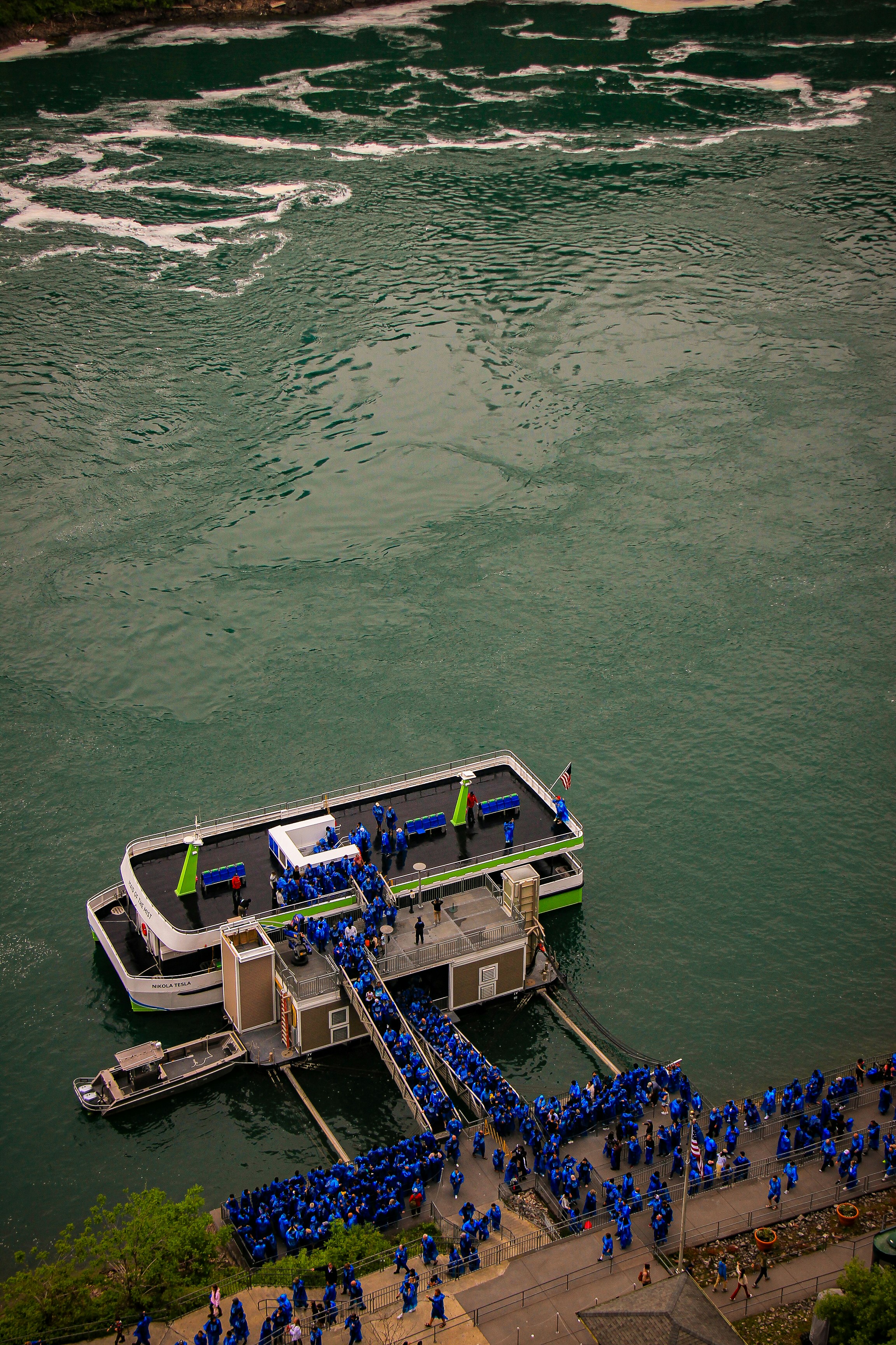 Un grupo de personas de pie alrededor de un bote en el agua
