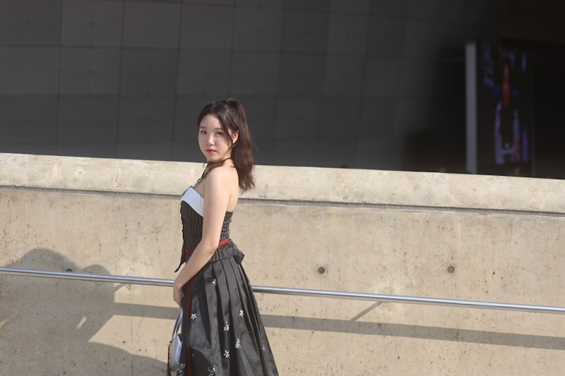 Femme marchant près mur Tokyo