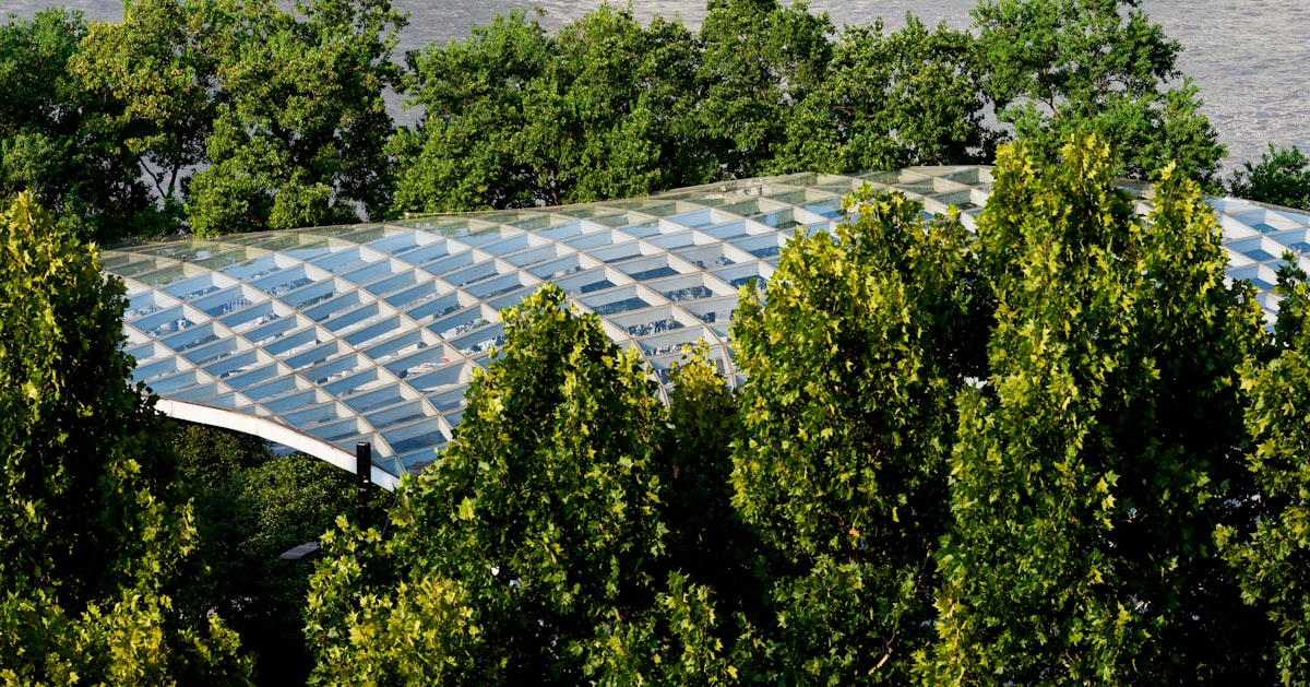 Vista aérea de telhado industrial com painéis solares